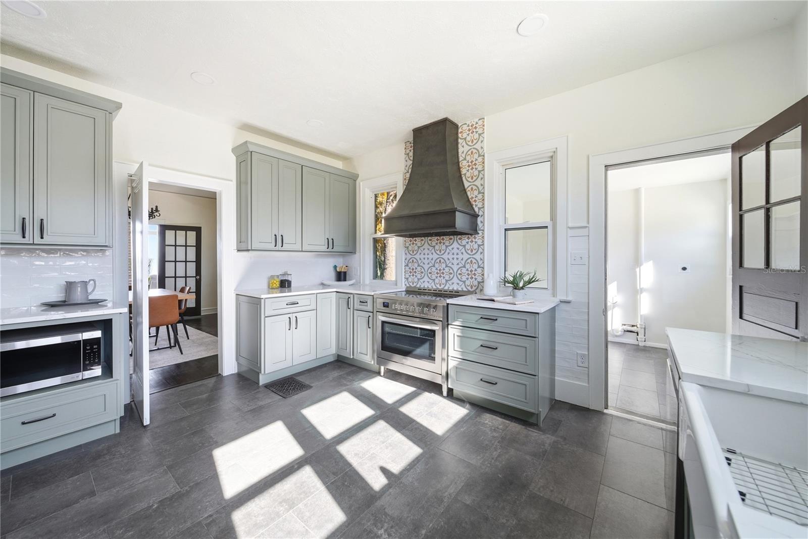 Image 14 of 52 For 1689 Lakeshore Drive