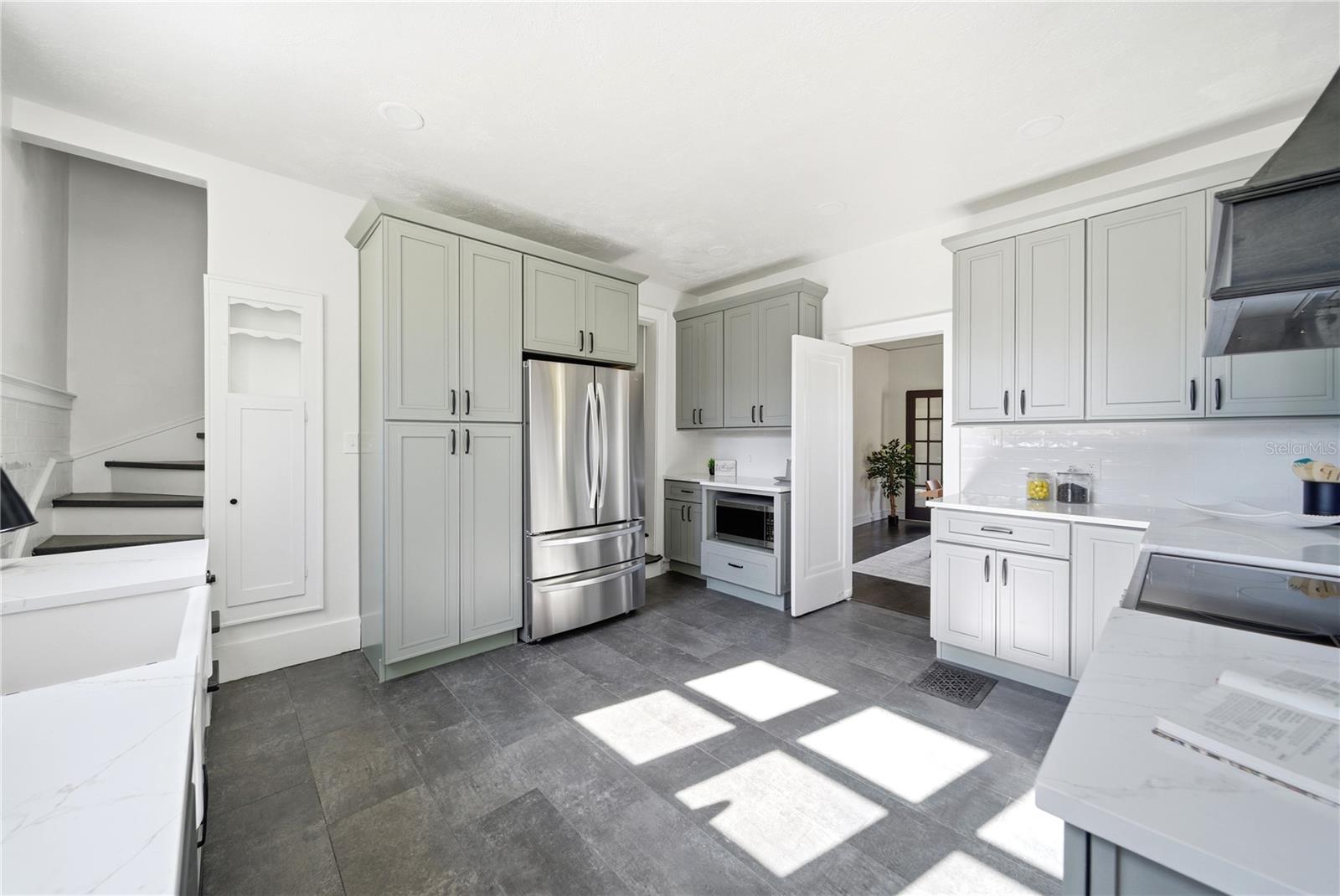 Image 15 of 52 For 1689 Lakeshore Drive