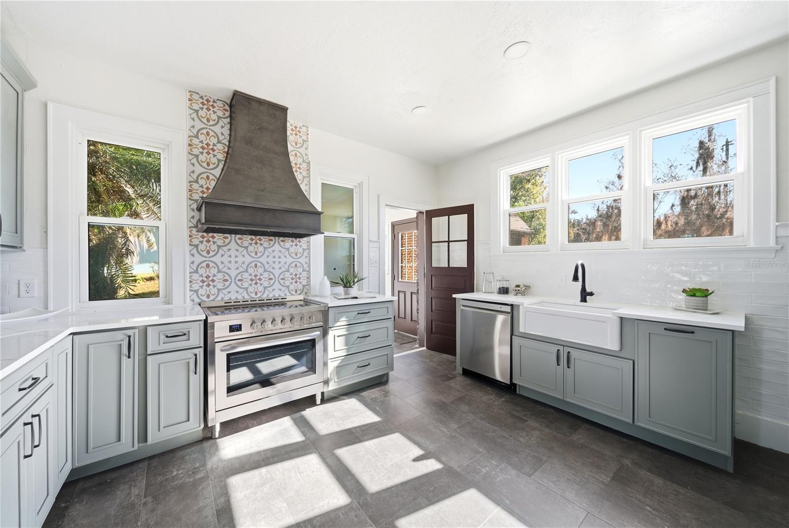 Image 16 of 52 For 1689 Lakeshore Drive