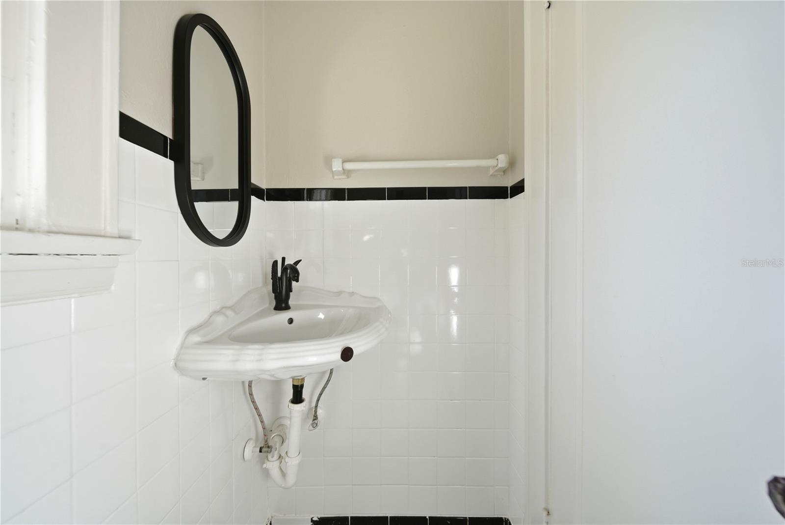 Image 18 of 52 For 1689 Lakeshore Drive