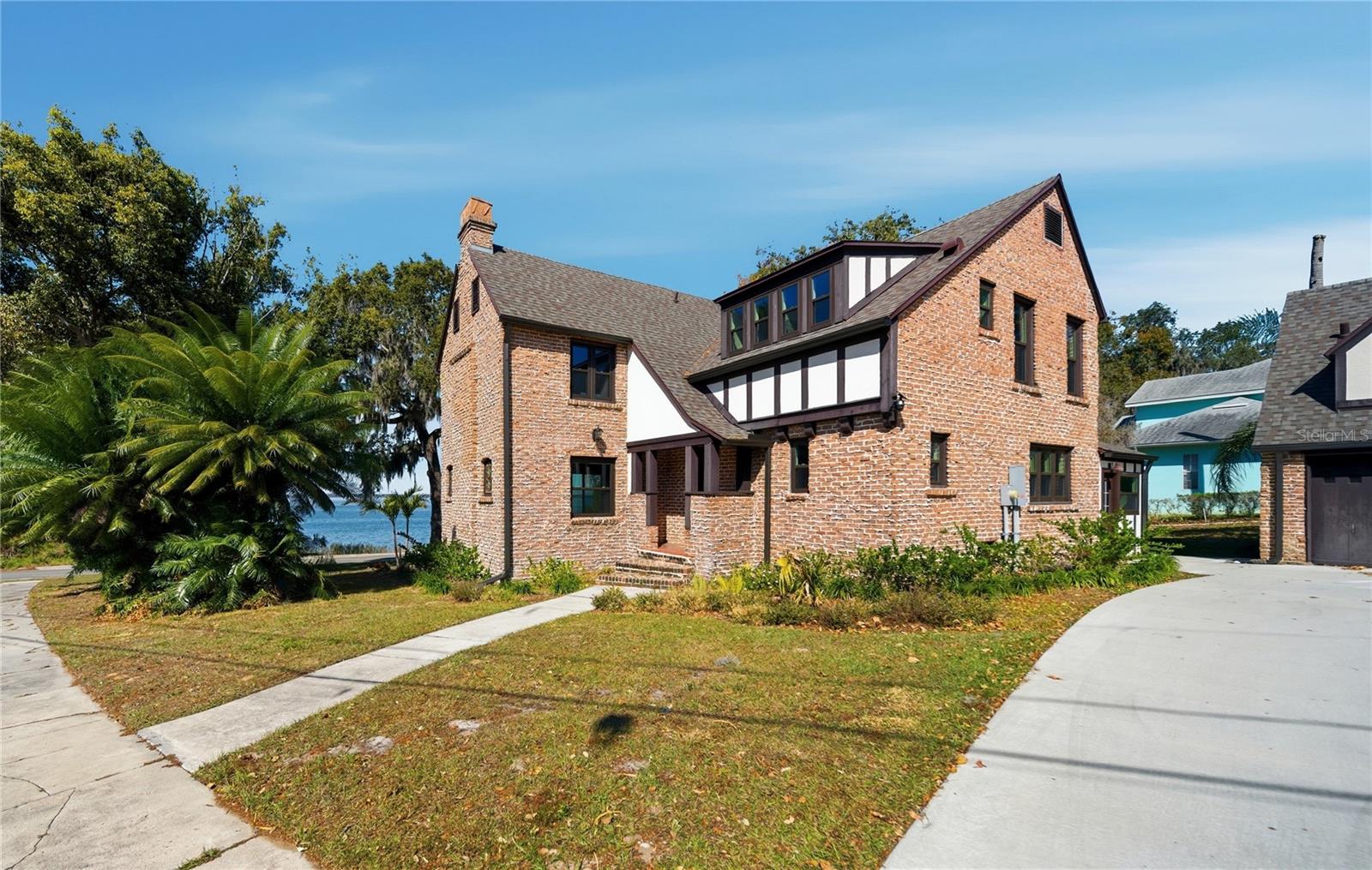 Image 2 of 52 For 1689 Lakeshore Drive