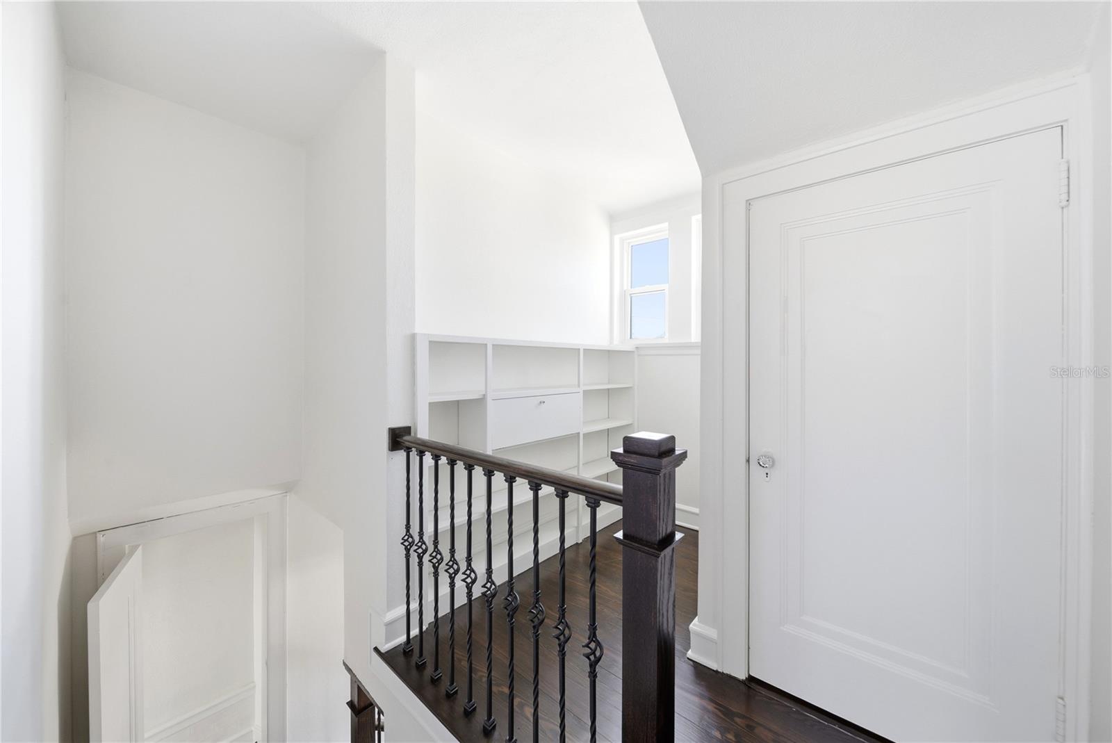 Image 20 of 52 For 1689 Lakeshore Drive