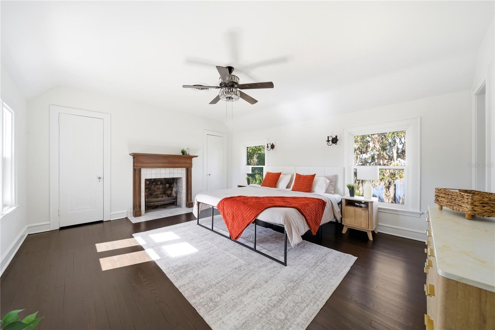 Image 21 of 52 For 1689 Lakeshore Drive