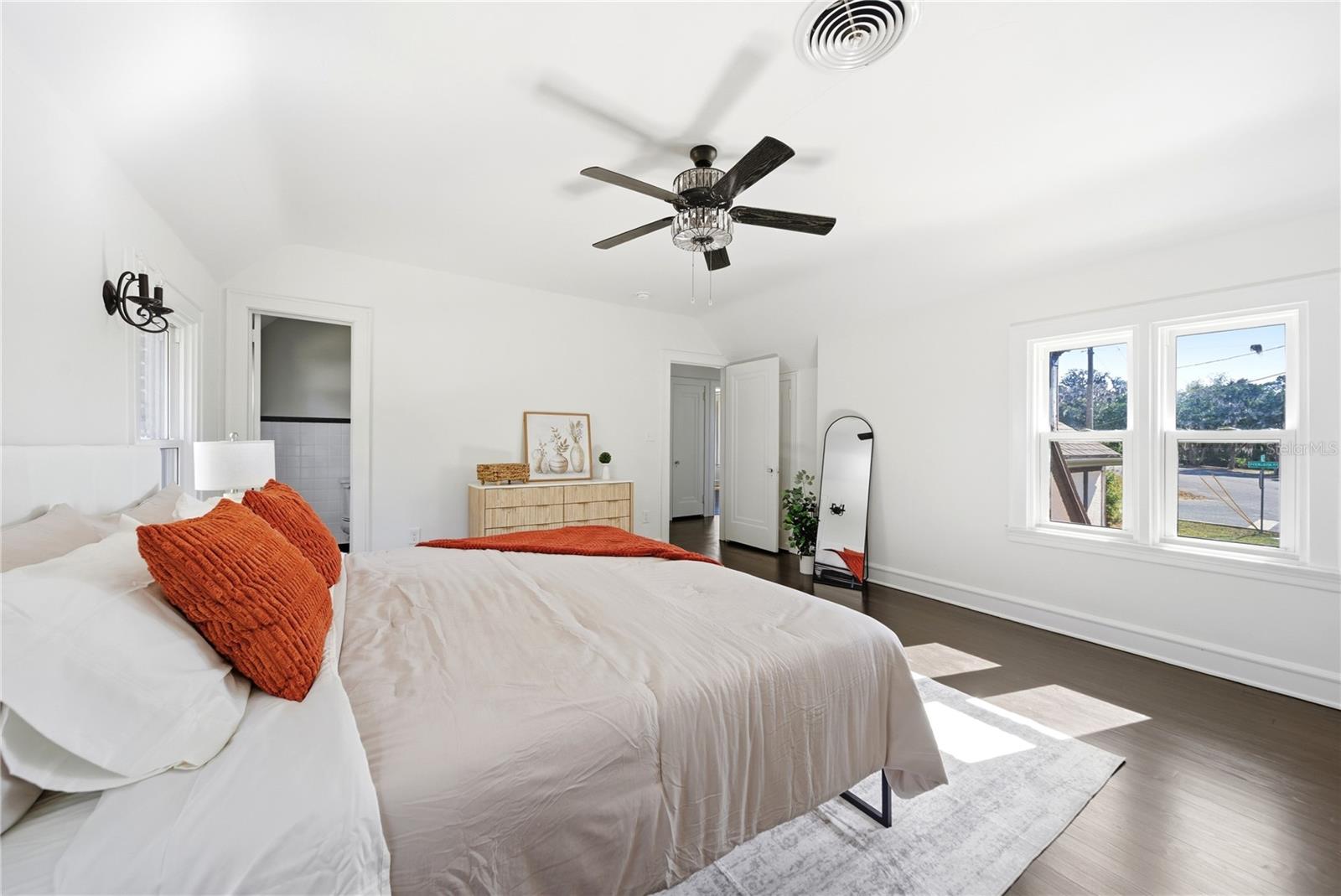 Image 22 of 52 For 1689 Lakeshore Drive