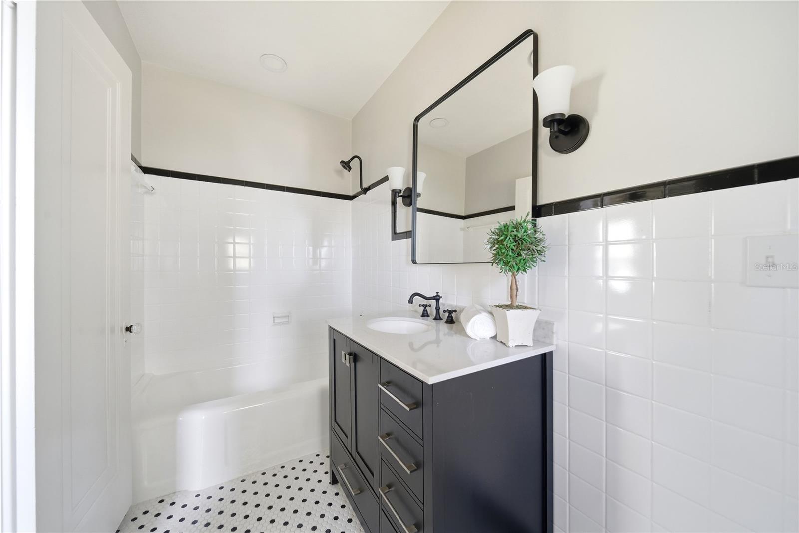 Image 23 of 52 For 1689 Lakeshore Drive