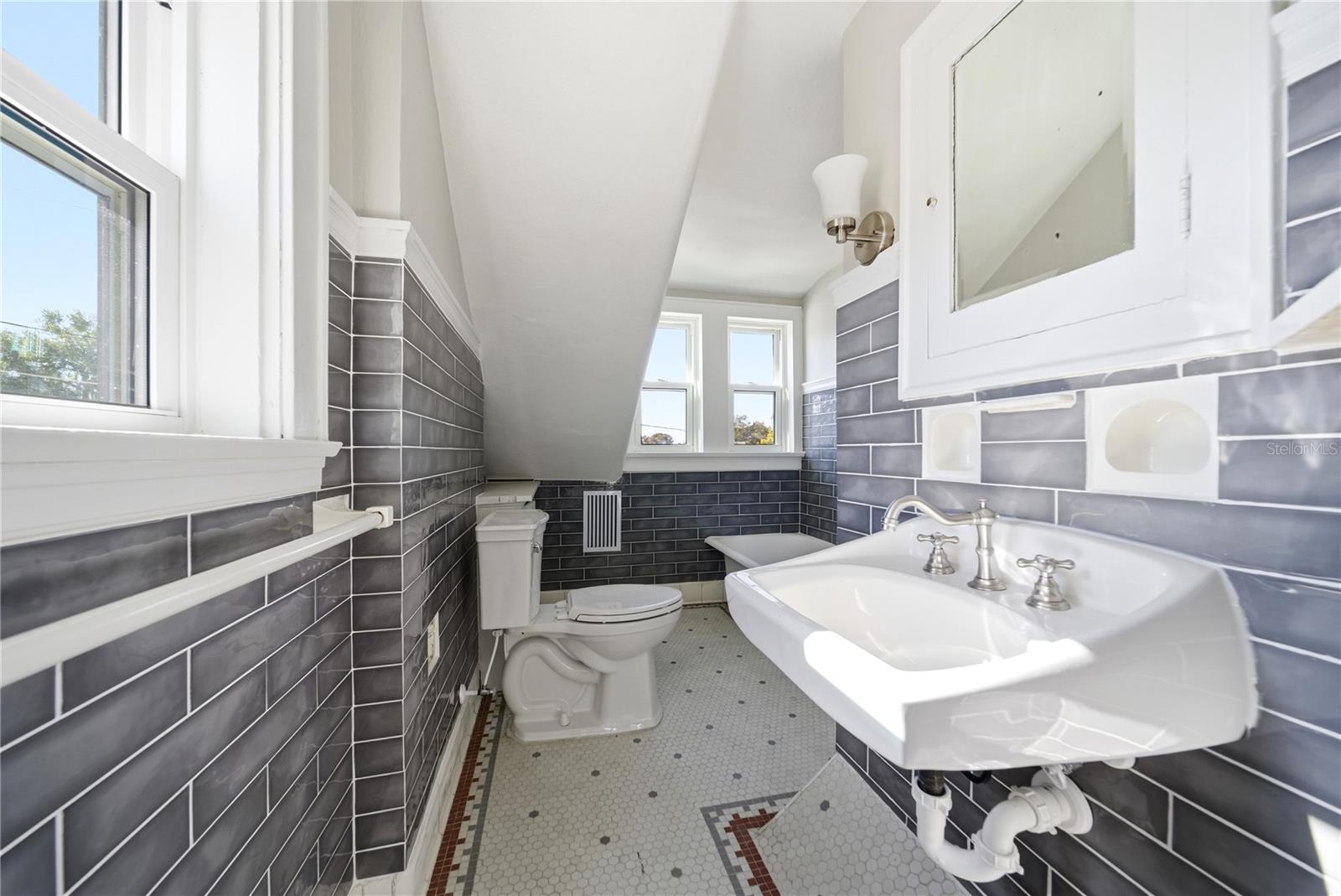 Image 26 of 52 For 1689 Lakeshore Drive