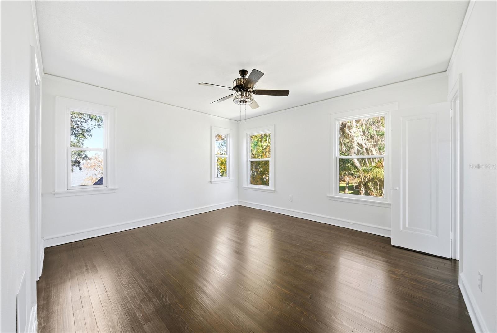 Image 28 of 52 For 1689 Lakeshore Drive