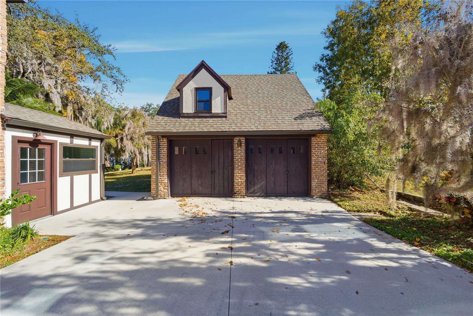 Image 31 of 52 For 1689 Lakeshore Drive