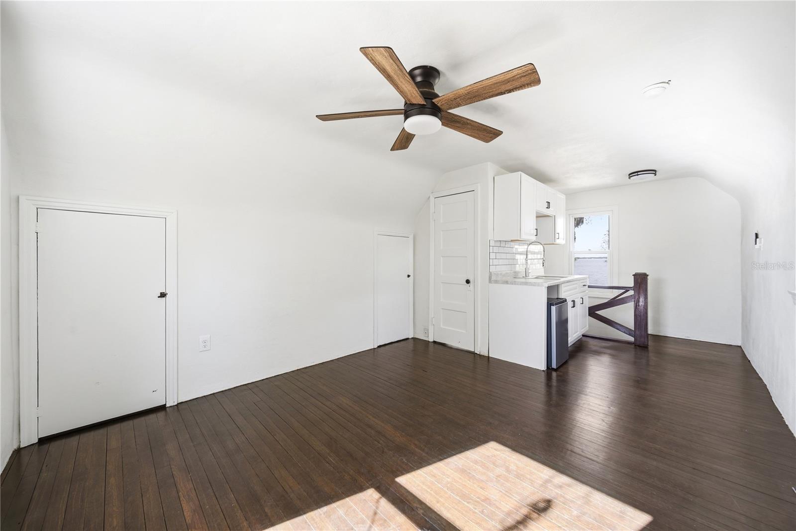 Image 33 of 52 For 1689 Lakeshore Drive