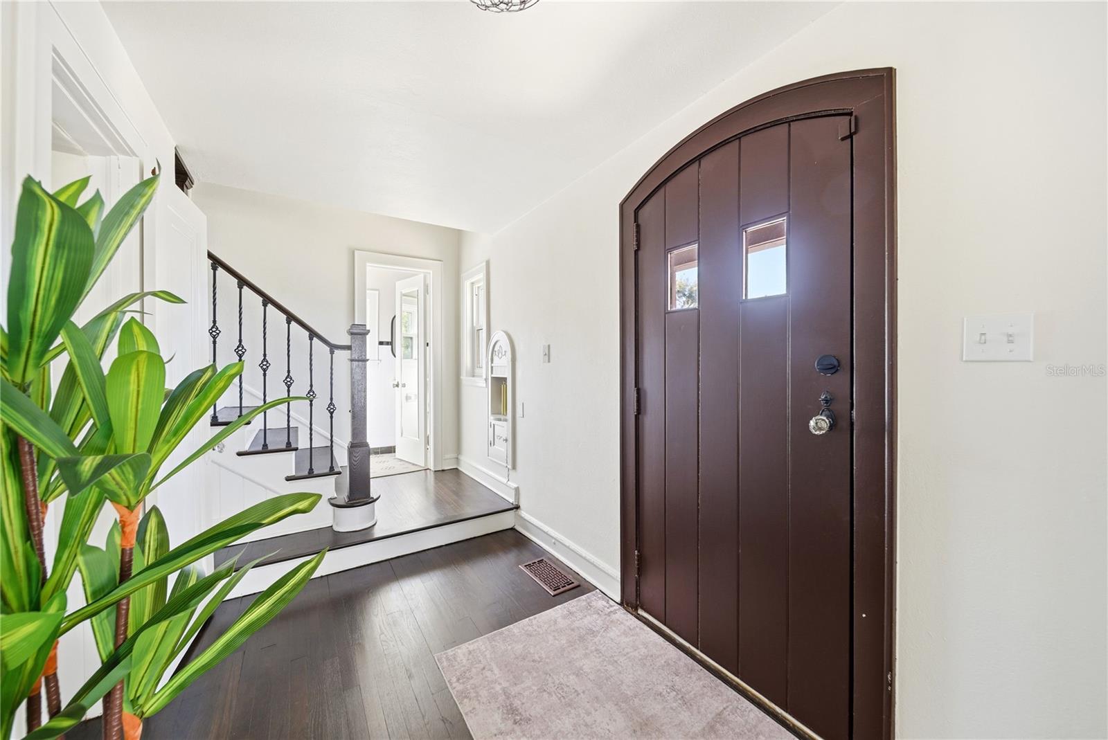 Image 4 of 52 For 1689 Lakeshore Drive