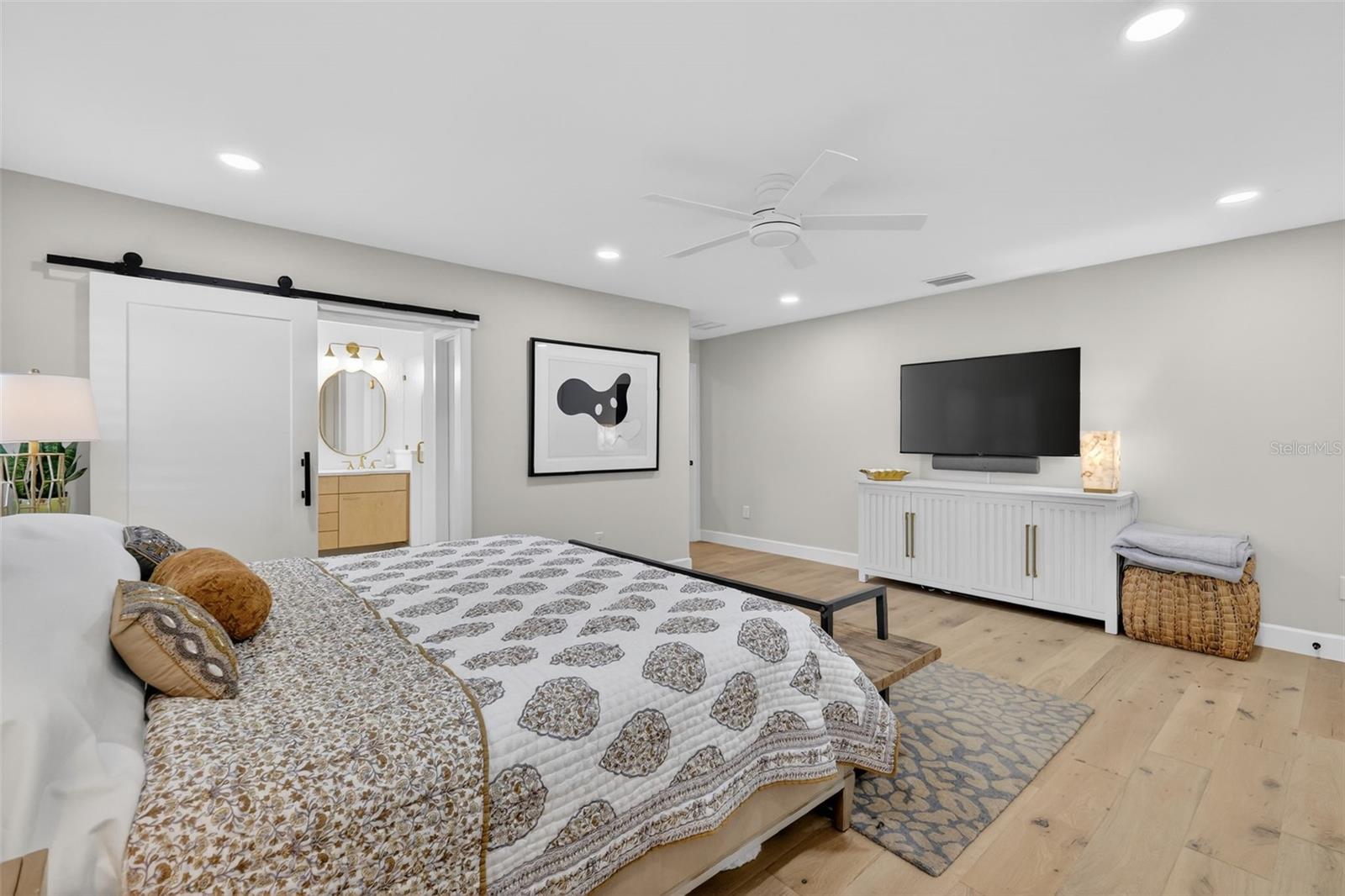 Image 28 of 57 For 241 Bay Road