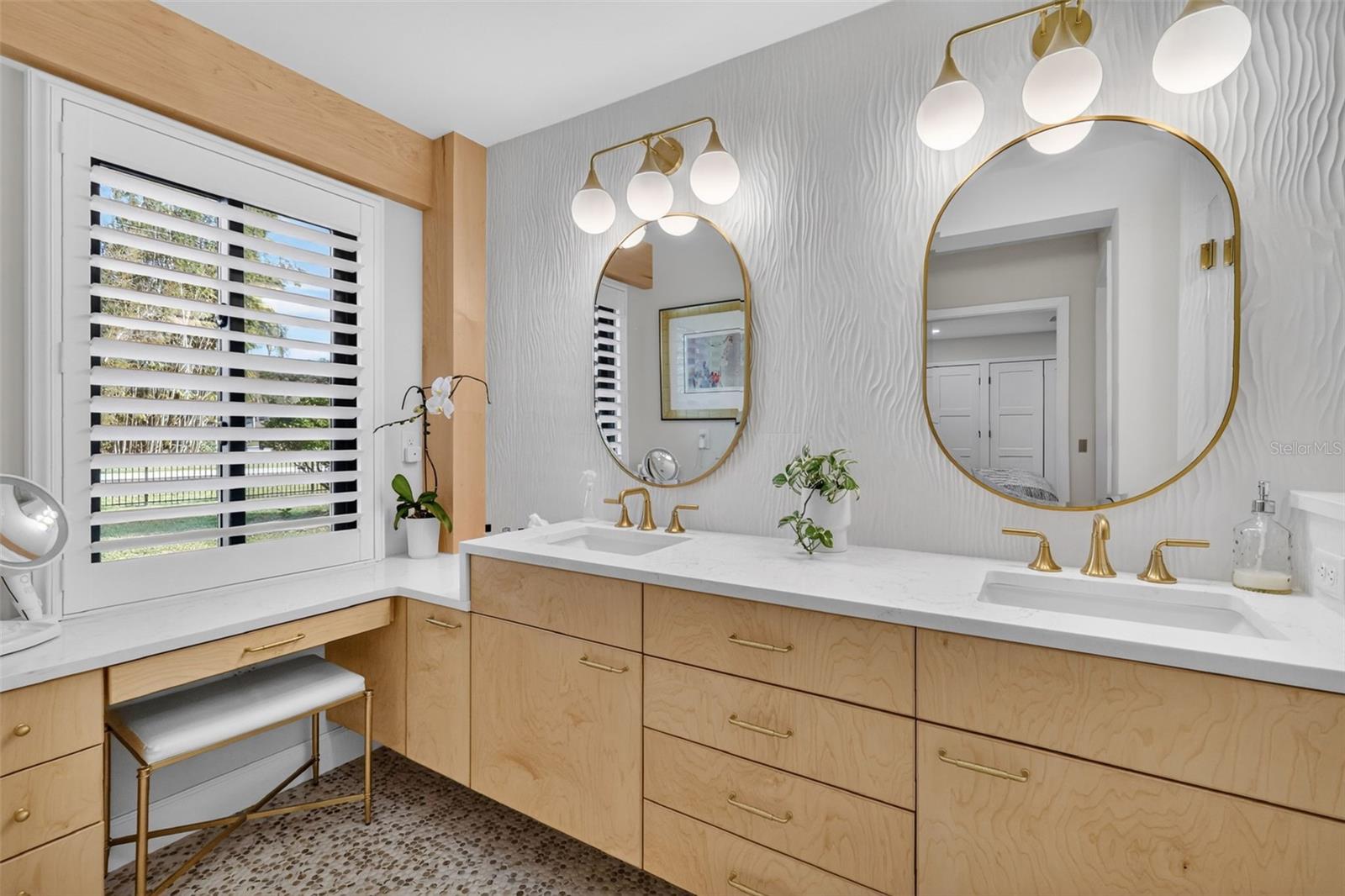 Image 29 of 57 For 241 Bay Road