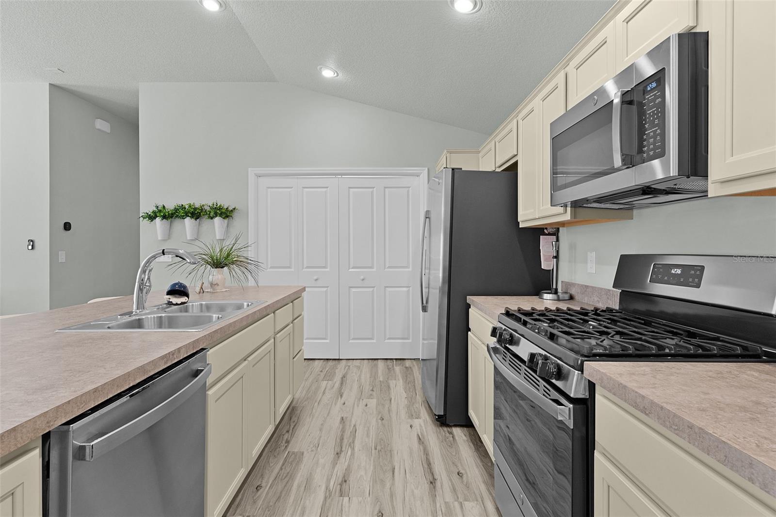 Image 16 of 39 For 6262 Siverson Terrace