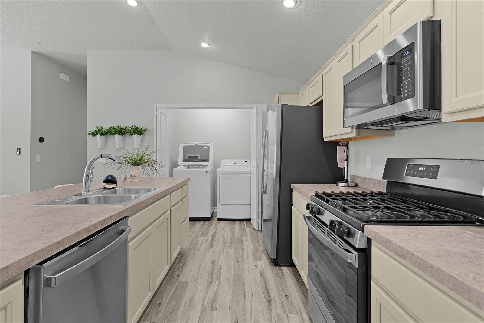 Image 17 of 39 For 6262 Siverson Terrace