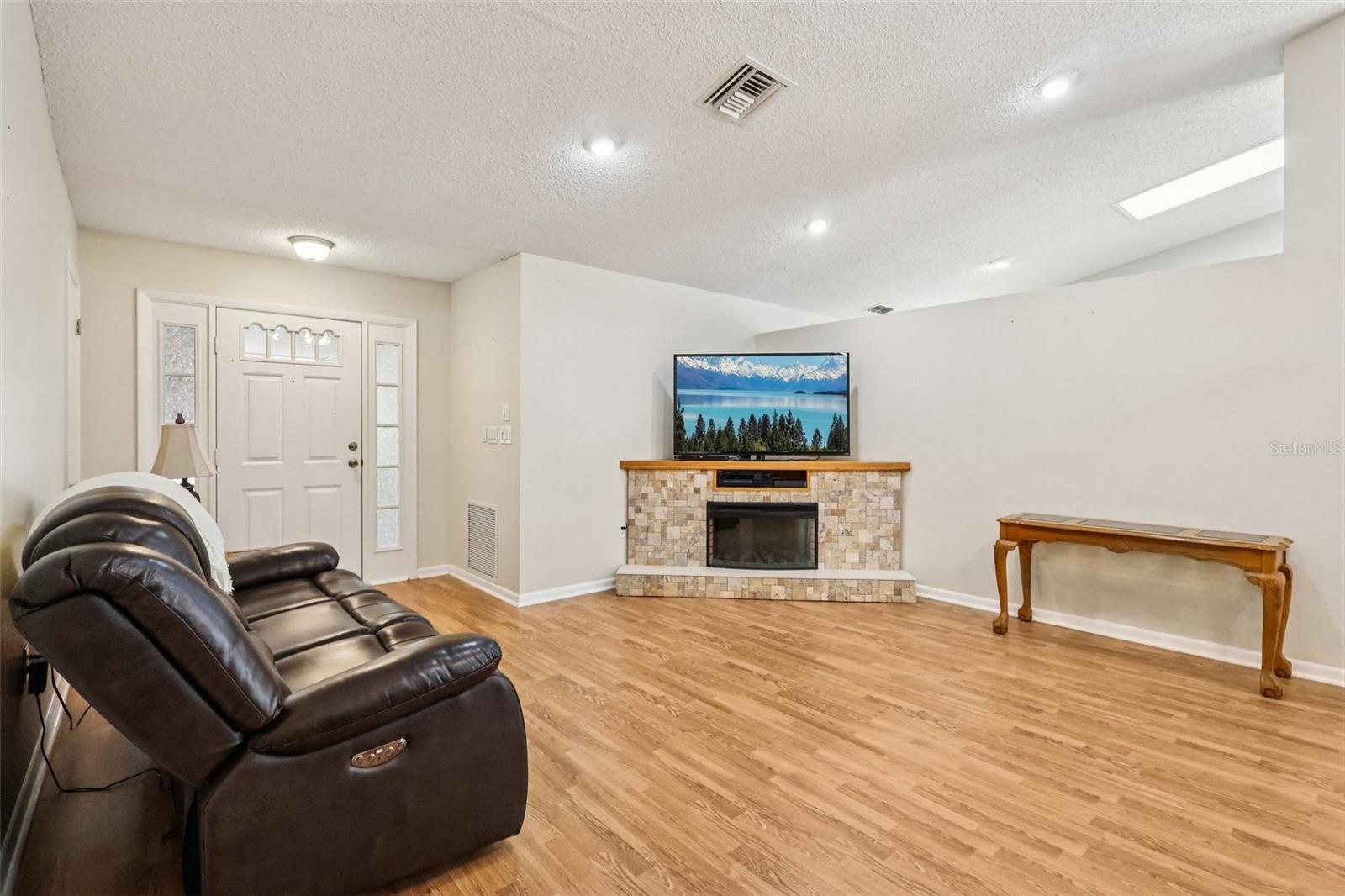 Image 6 of 32 For 318 Skye Court