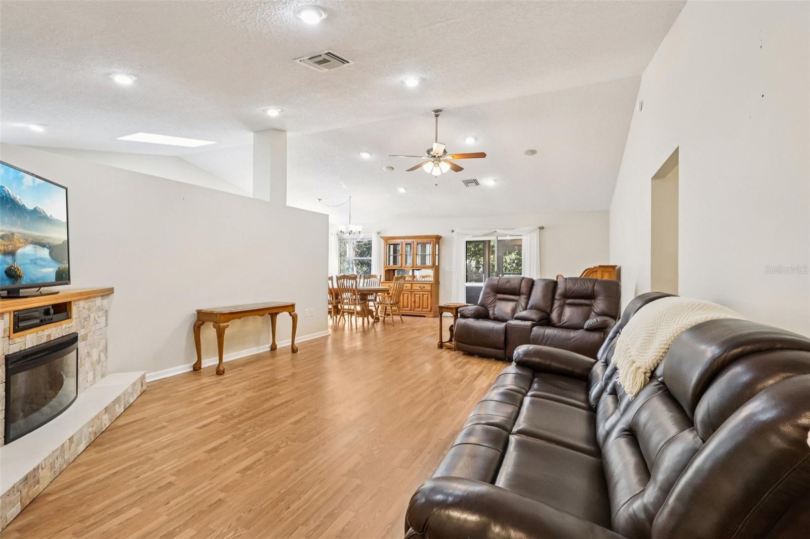 Image 8 of 32 For 318 Skye Court