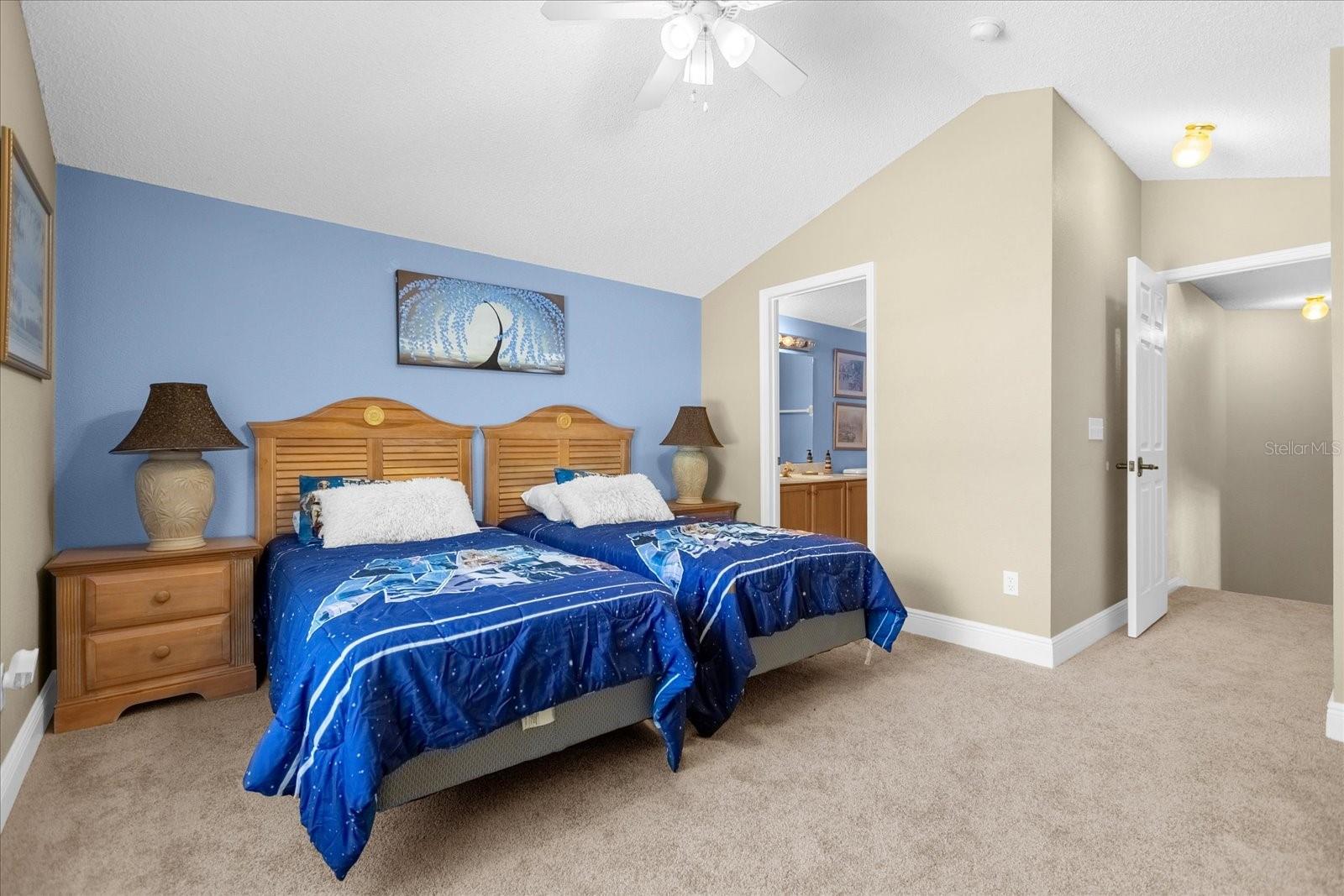 Image 18 of 41 For 100 Hollybrook Court