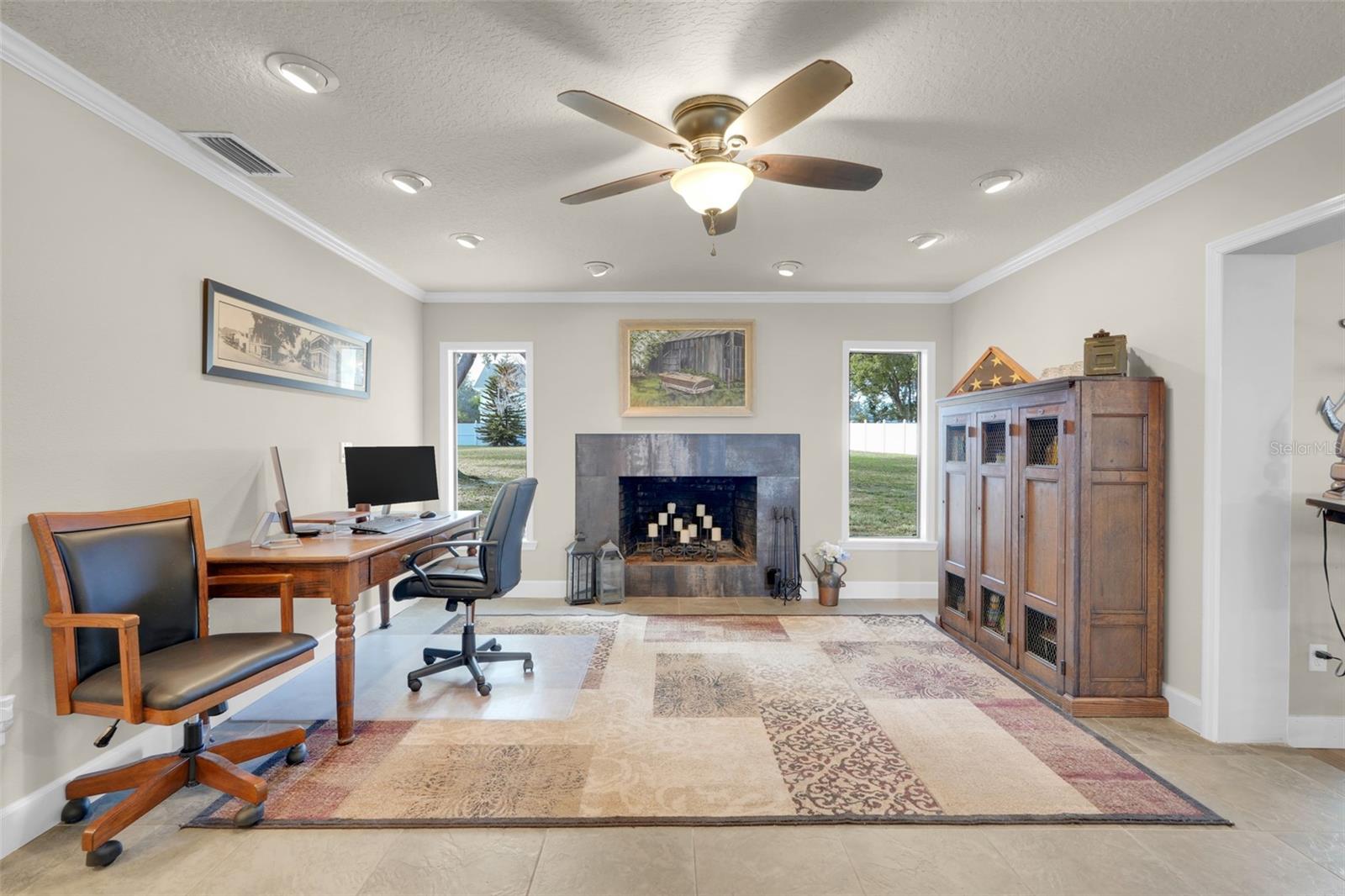 Listing photo id 8 for 3111 Lakeshore Drive