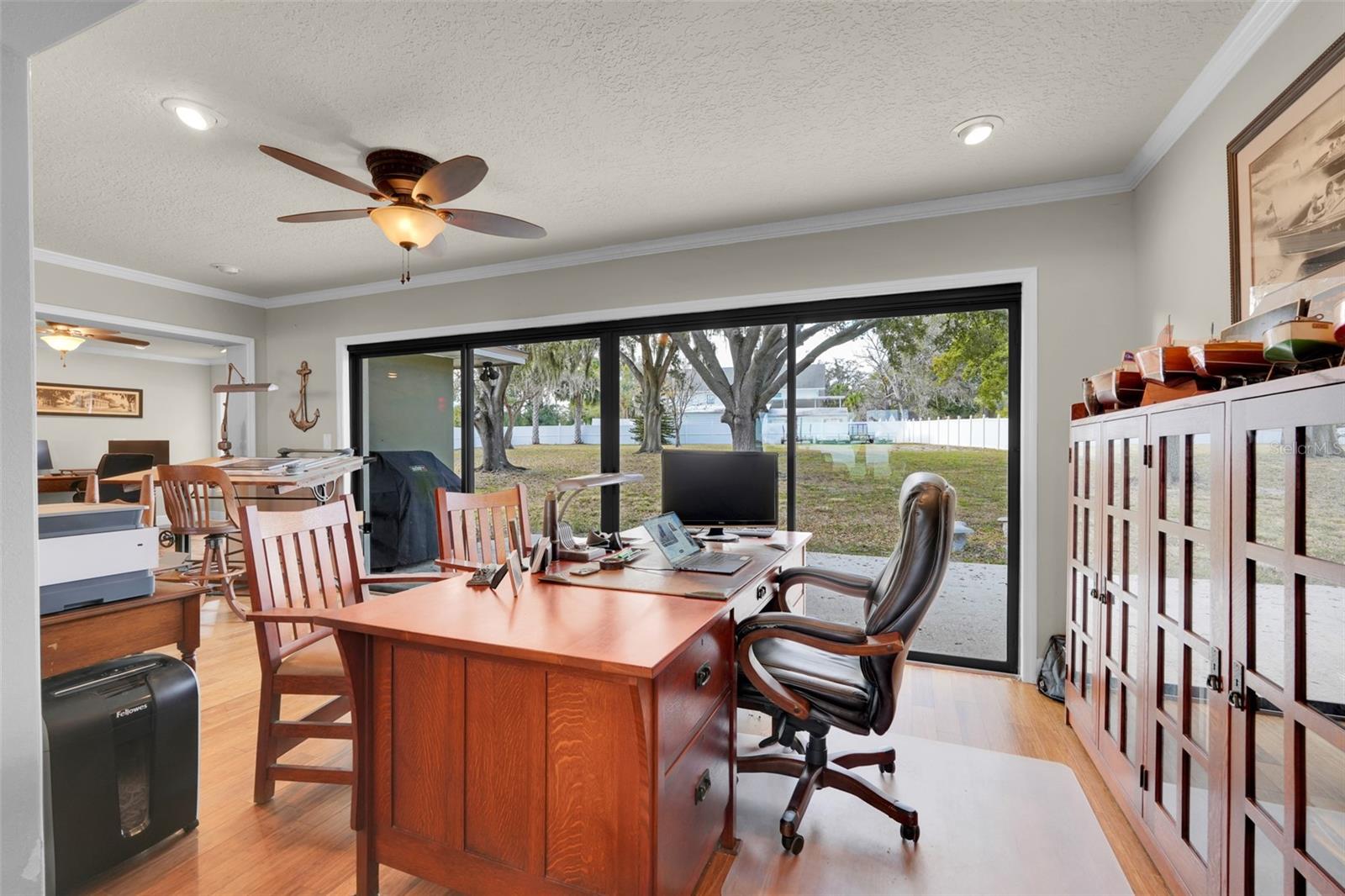 Listing photo id 10 for 3111 Lakeshore Drive