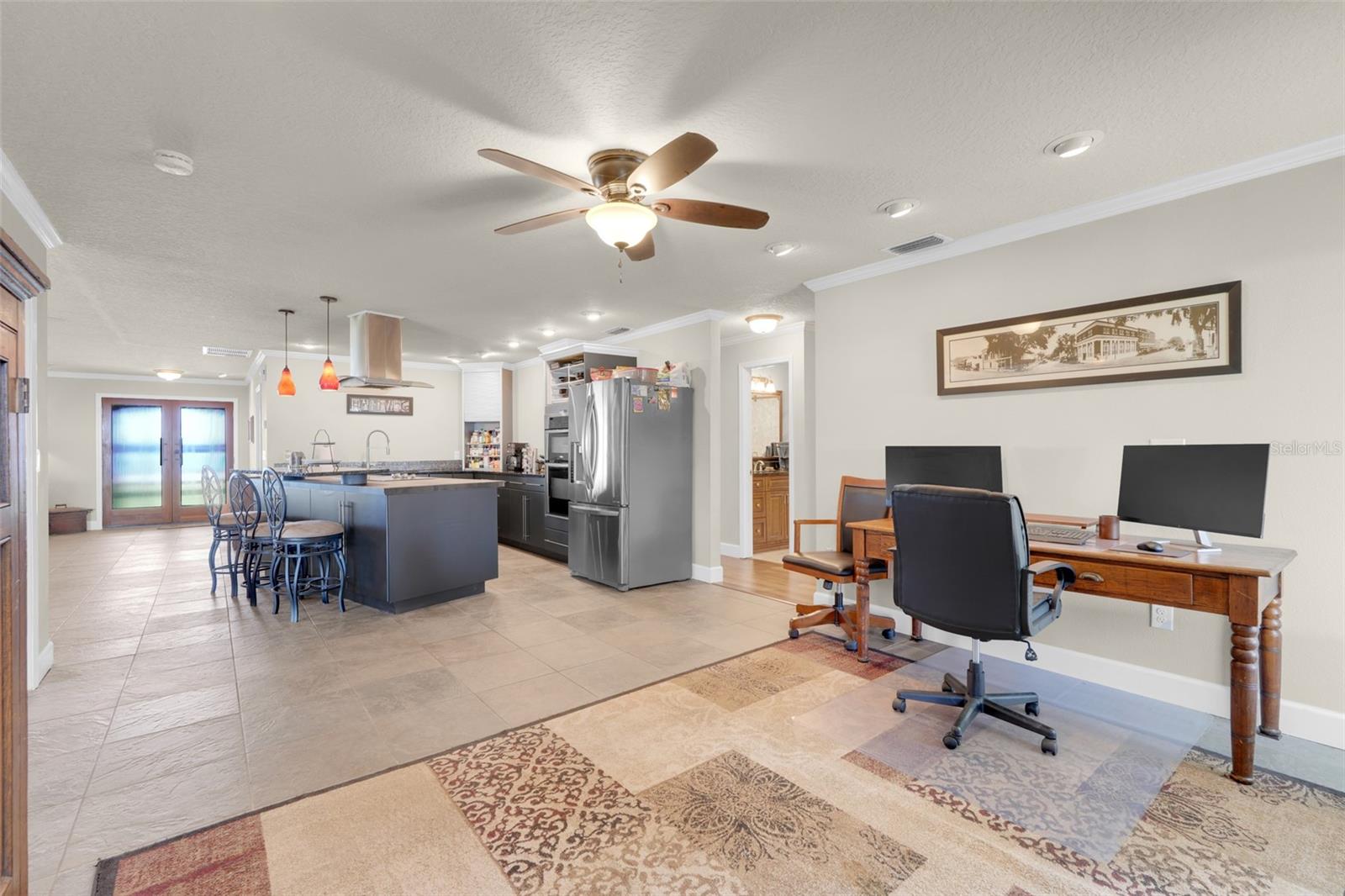 Listing photo id 11 for 3111 Lakeshore Drive