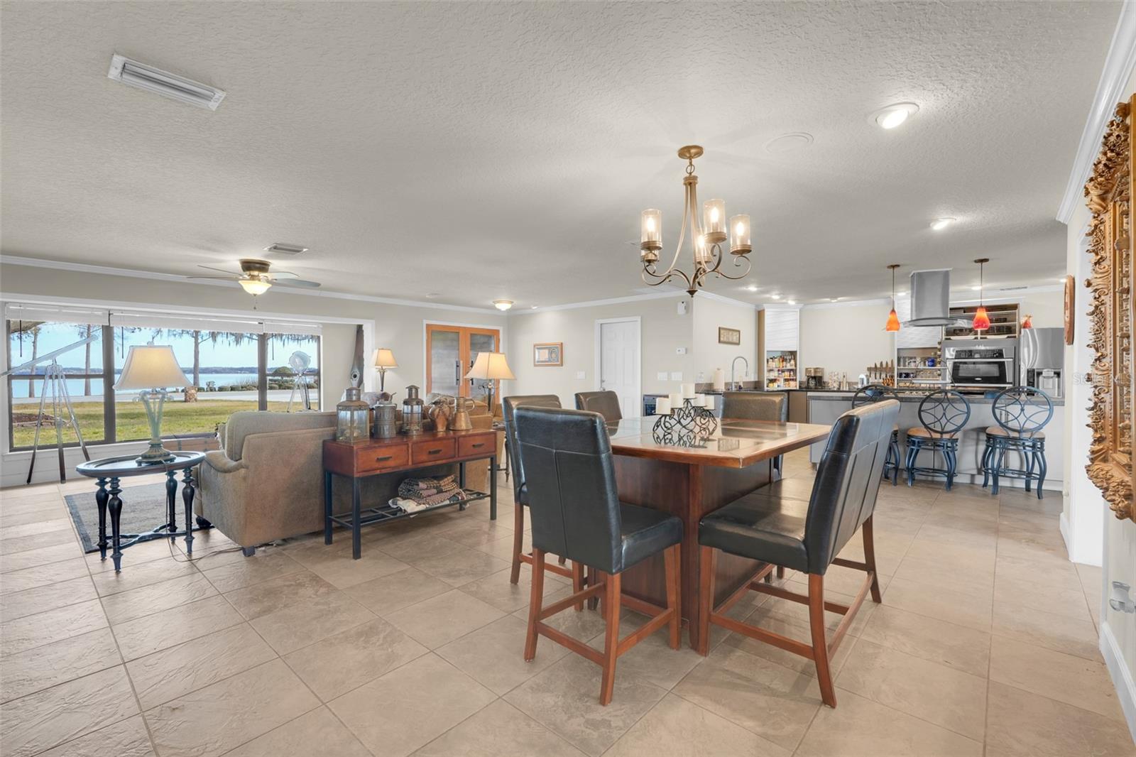 Listing photo id 14 for 3111 Lakeshore Drive