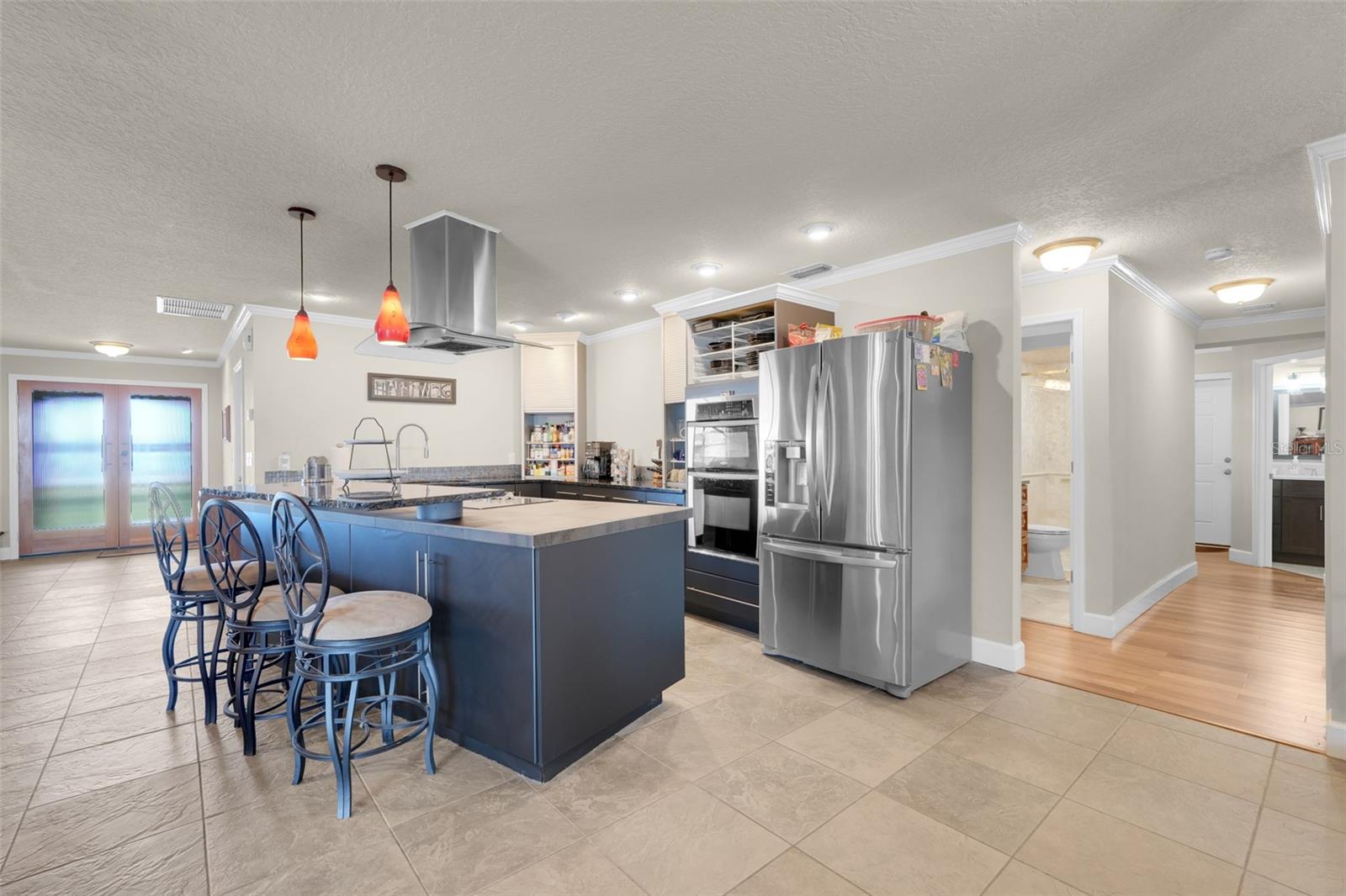 Listing photo id 15 for 3111 Lakeshore Drive