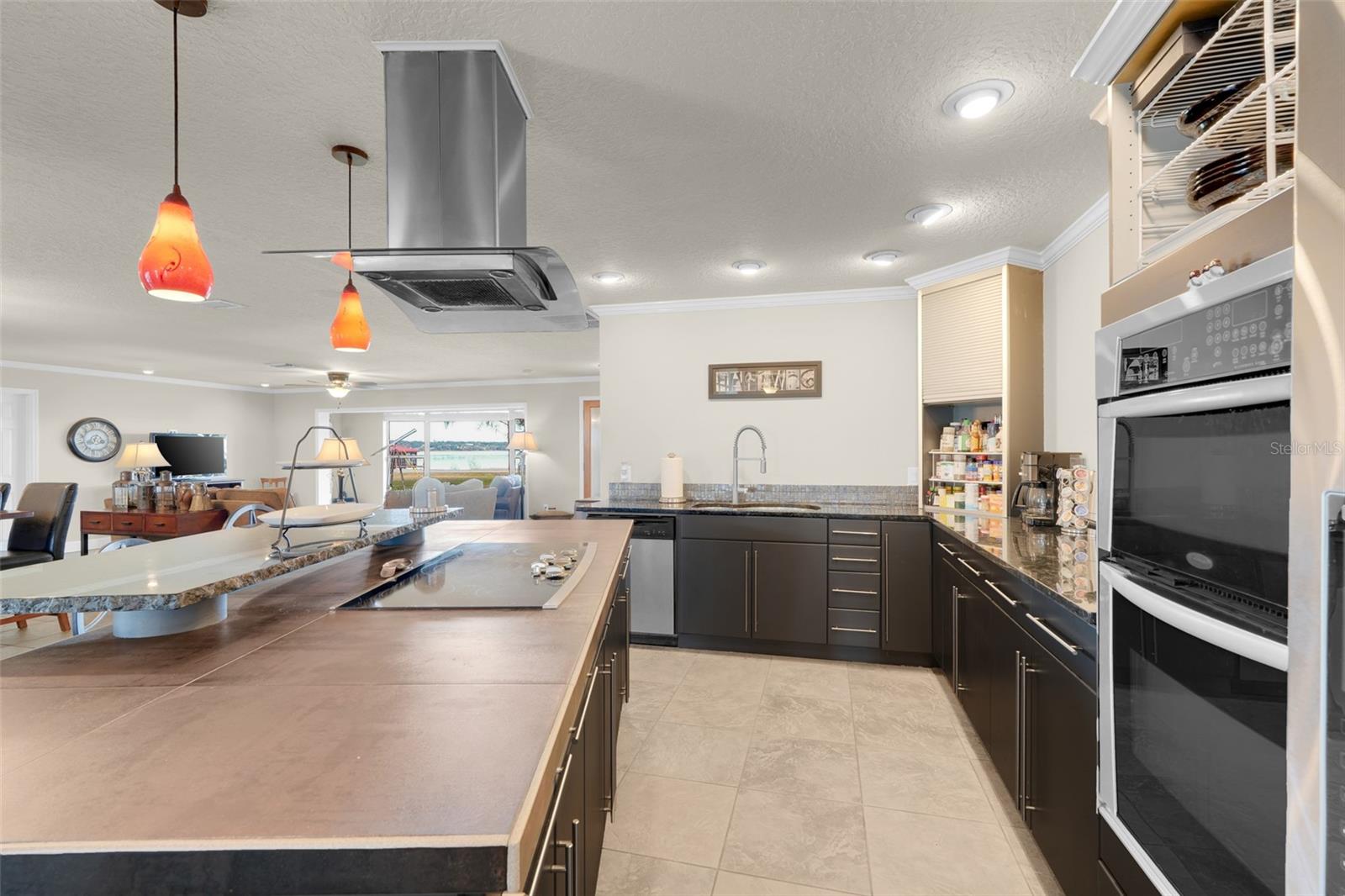 Listing photo id 16 for 3111 Lakeshore Drive