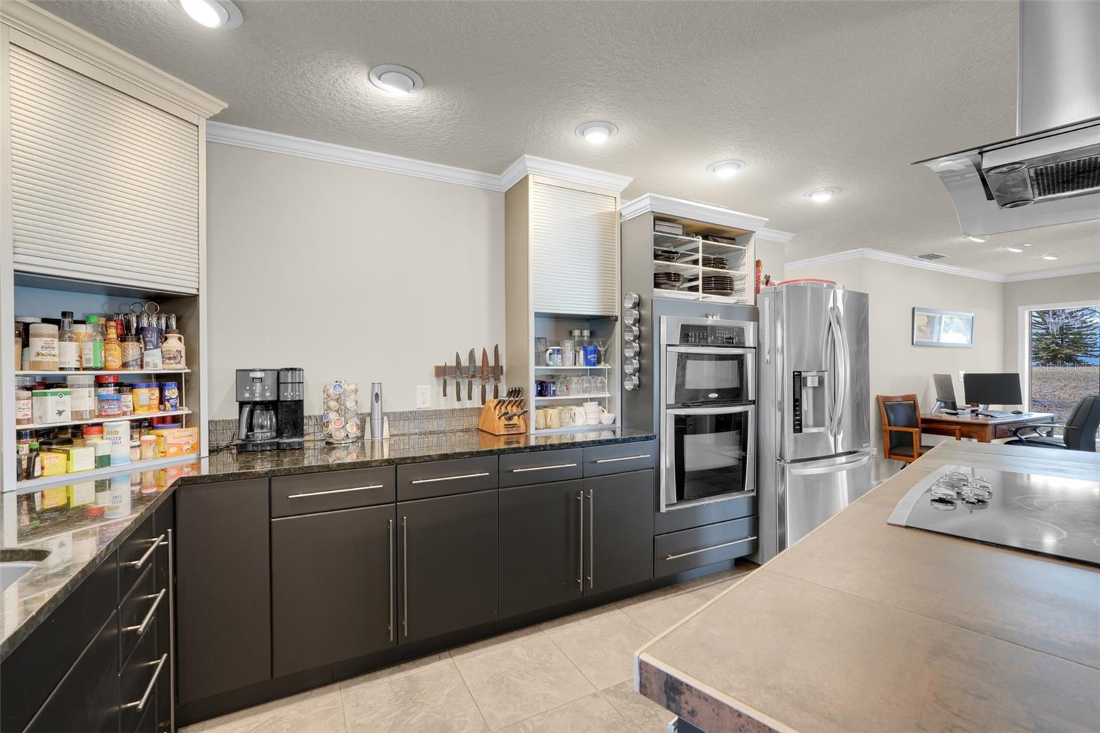 Listing photo id 18 for 3111 Lakeshore Drive