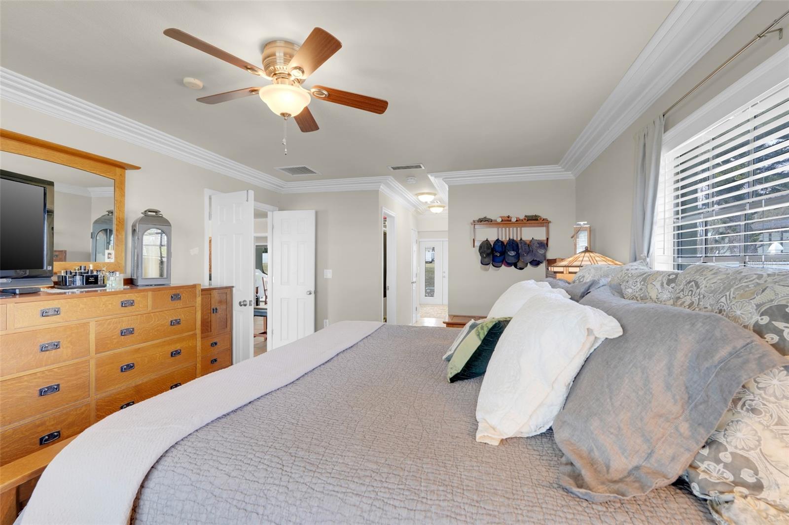 Listing photo id 19 for 3111 Lakeshore Drive