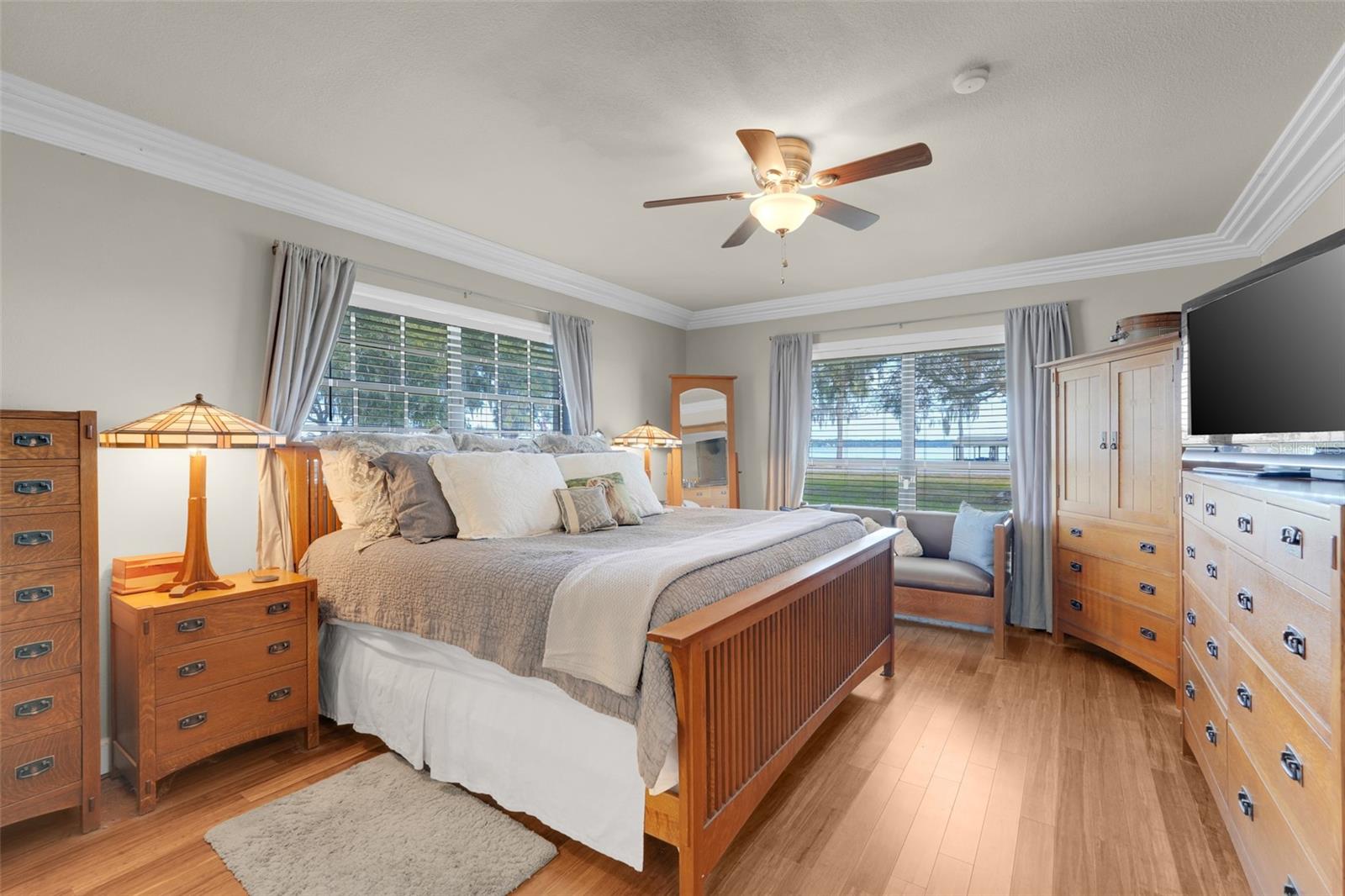 Listing photo id 20 for 3111 Lakeshore Drive