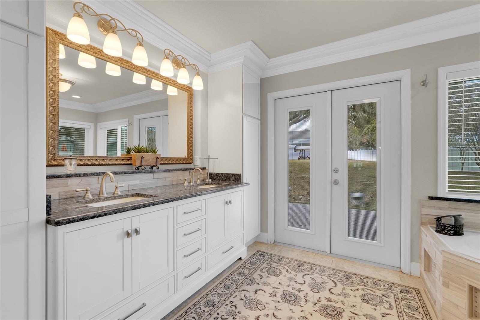 Listing photo id 21 for 3111 Lakeshore Drive