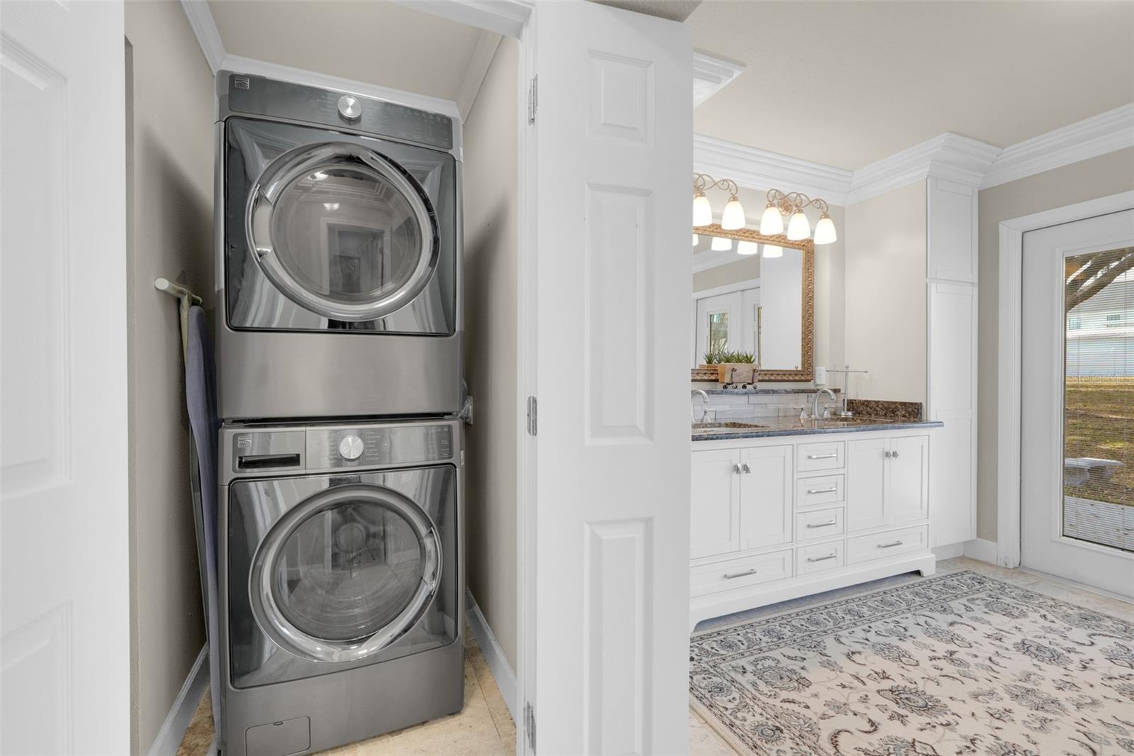 Listing photo id 23 for 3111 Lakeshore Drive