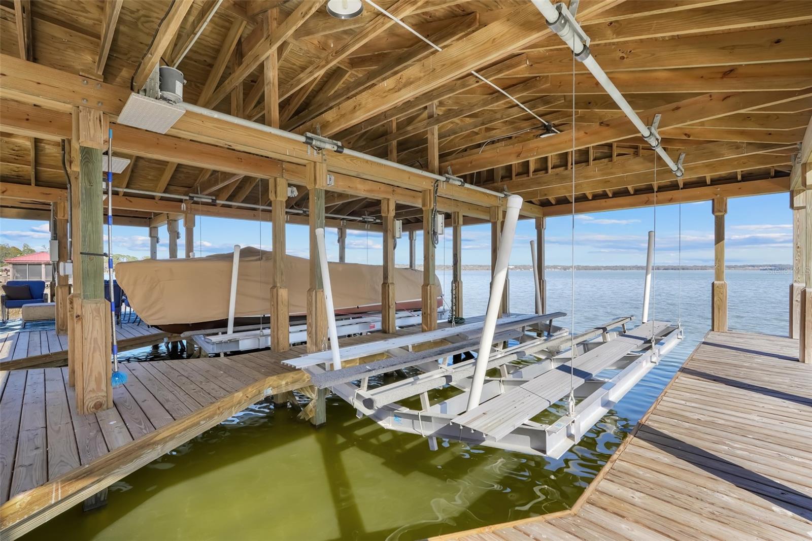 Listing photo id 1 for 3111 Lakeshore Drive