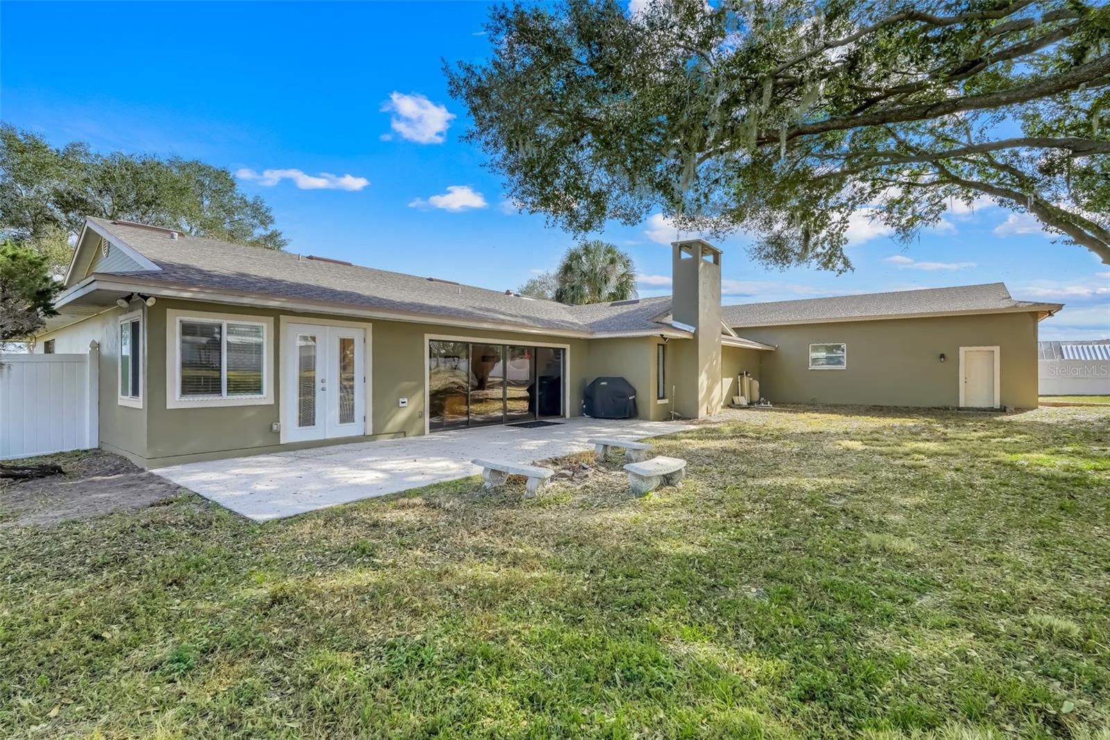 Listing photo id 28 for 3111 Lakeshore Drive