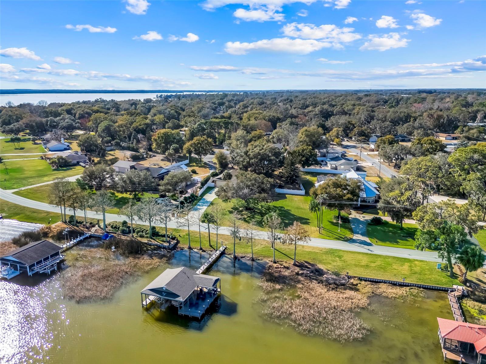 Listing photo id 31 for 3111 Lakeshore Drive