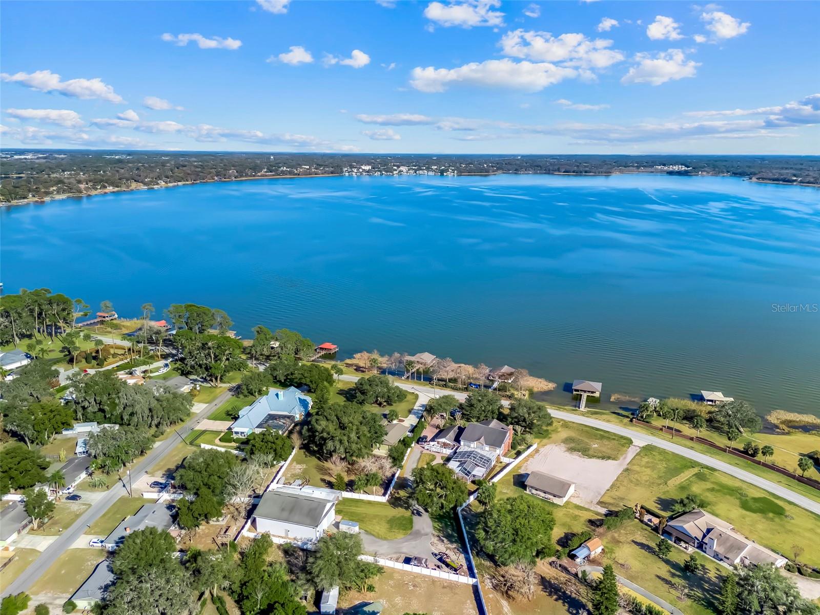 Listing photo id 32 for 3111 Lakeshore Drive