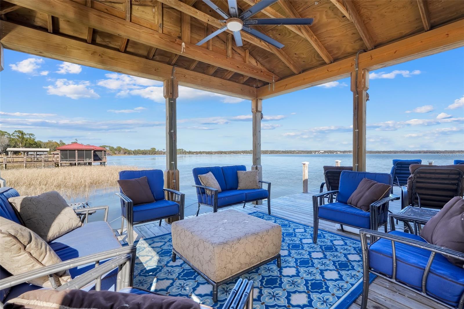 Listing photo id 34 for 3111 Lakeshore Drive