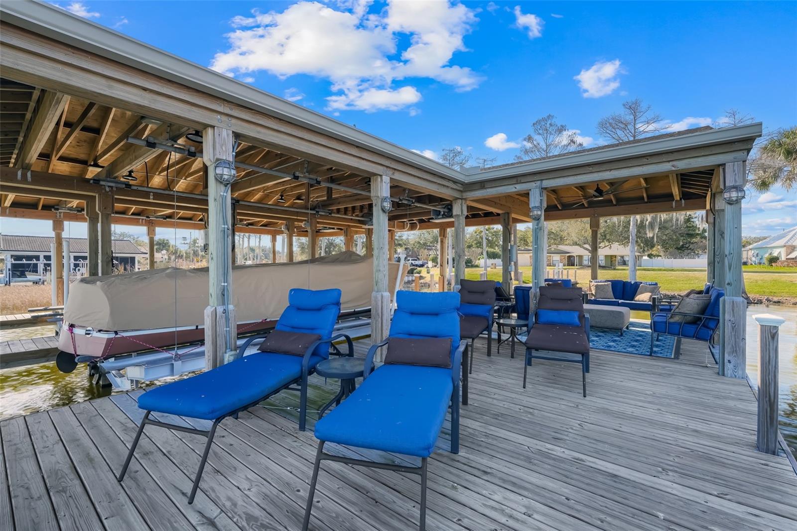 Listing photo id 35 for 3111 Lakeshore Drive