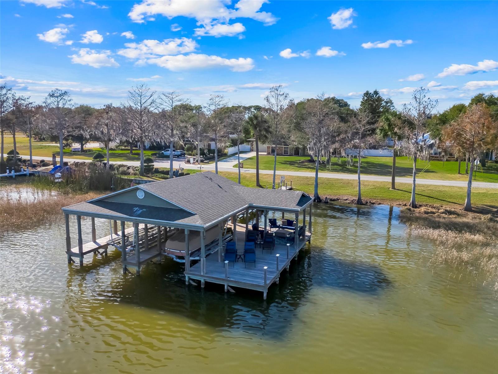 Listing photo id 36 for 3111 Lakeshore Drive