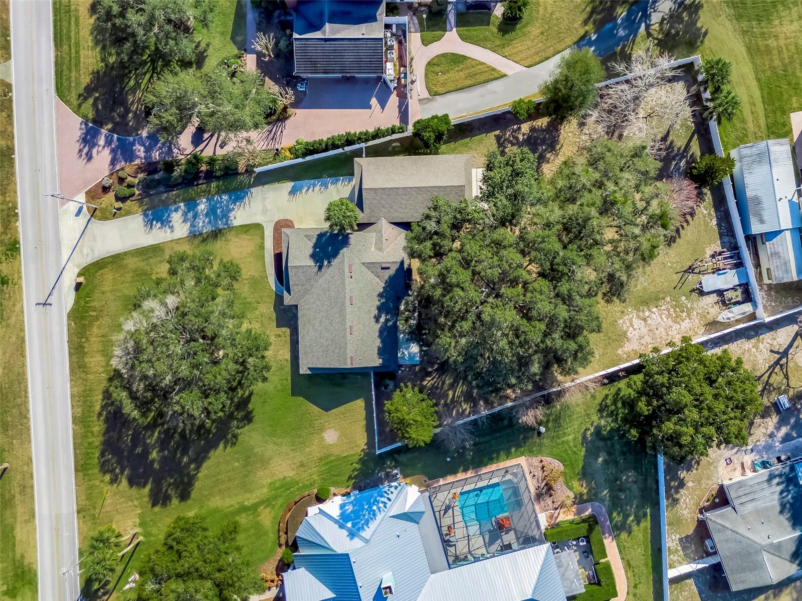 Listing photo id 37 for 3111 Lakeshore Drive