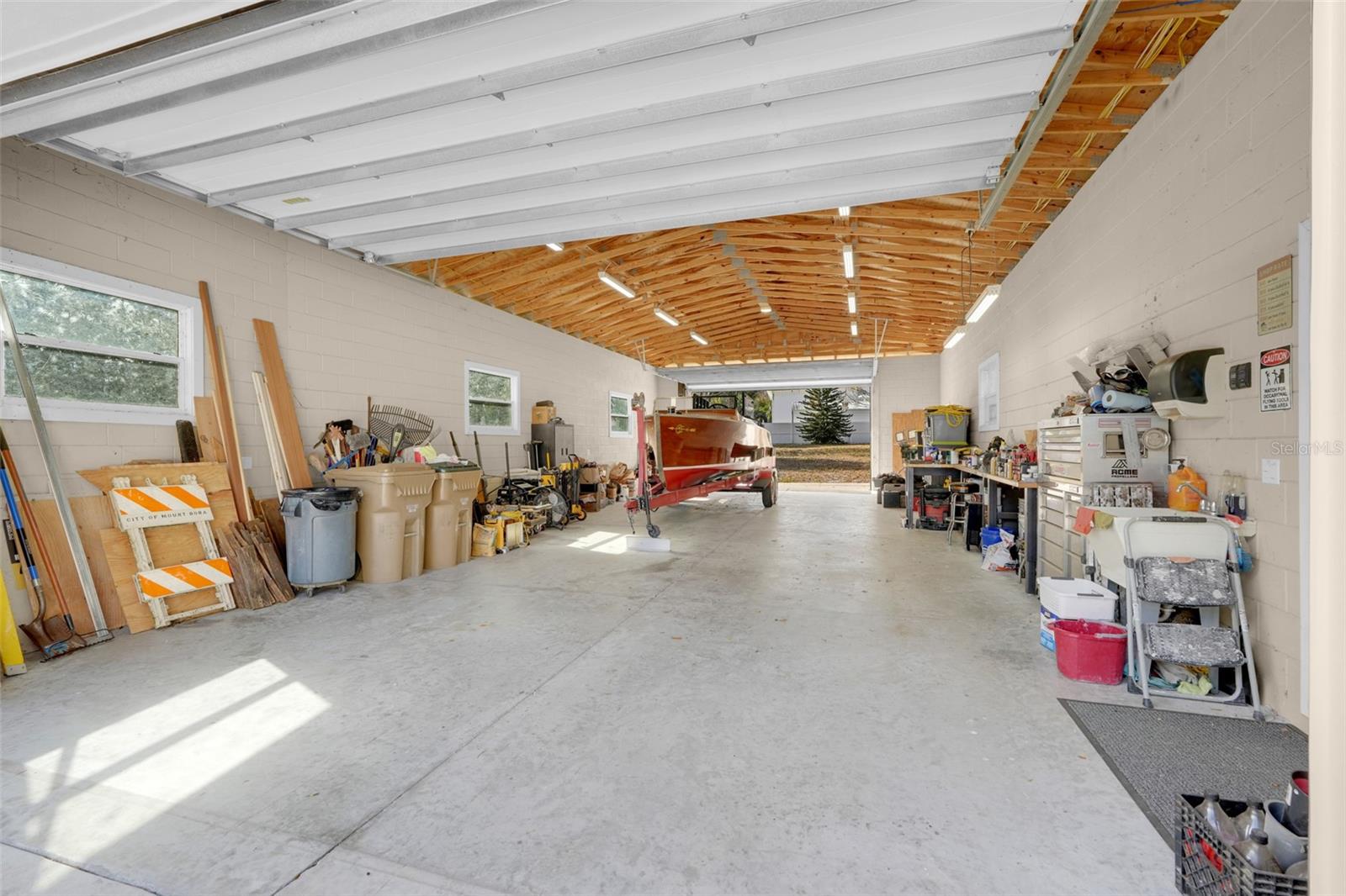 Listing photo id 2 for 3111 Lakeshore Drive