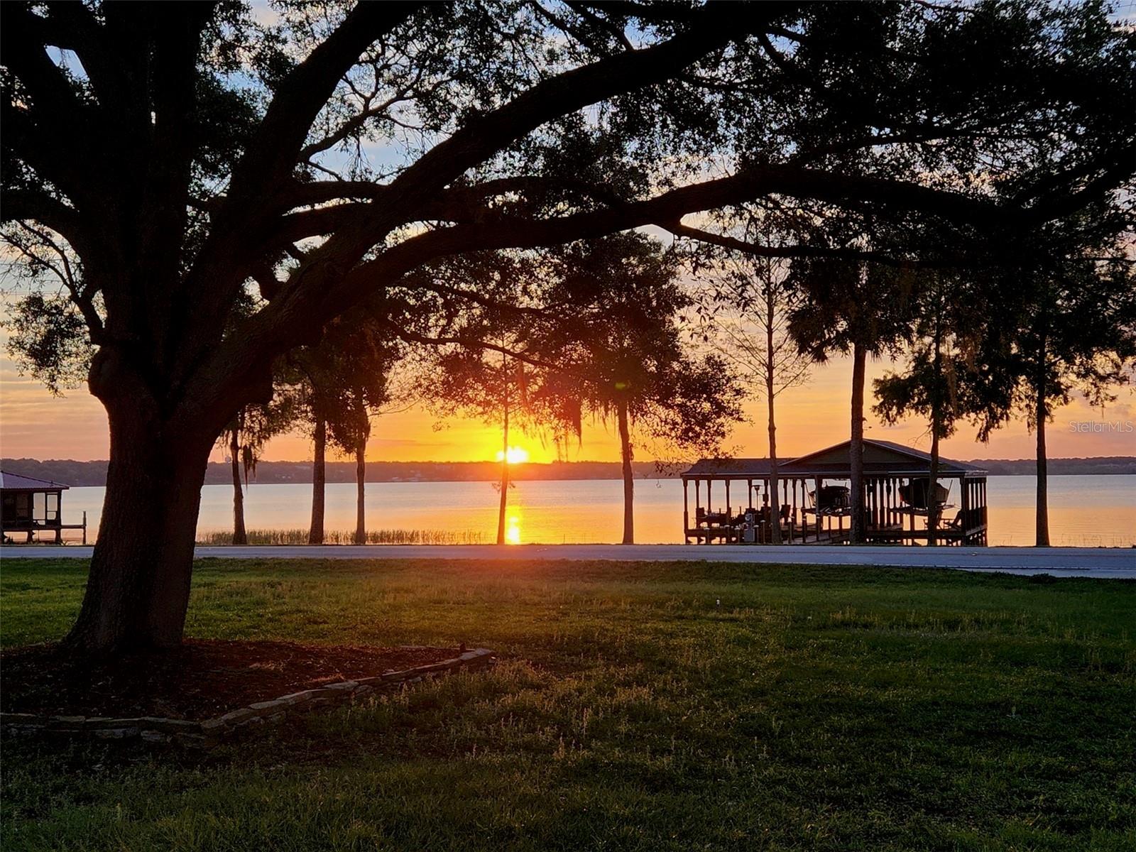 Listing photo id 42 for 3111 Lakeshore Drive