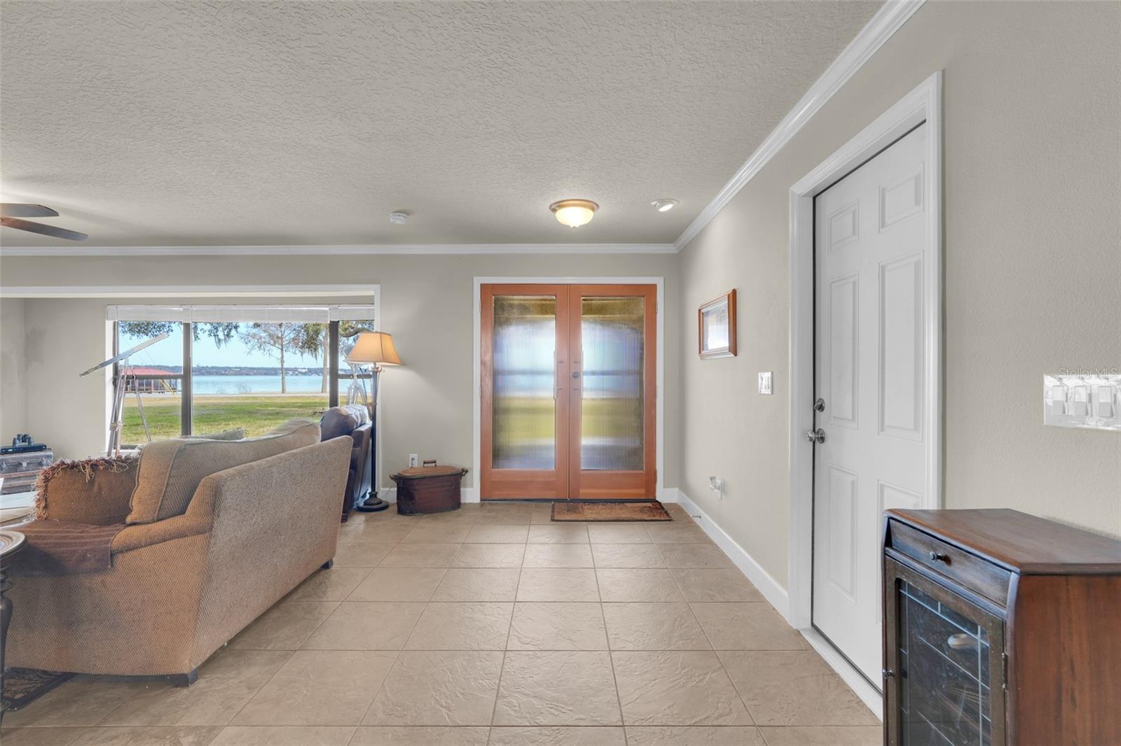 Listing photo id 3 for 3111 Lakeshore Drive