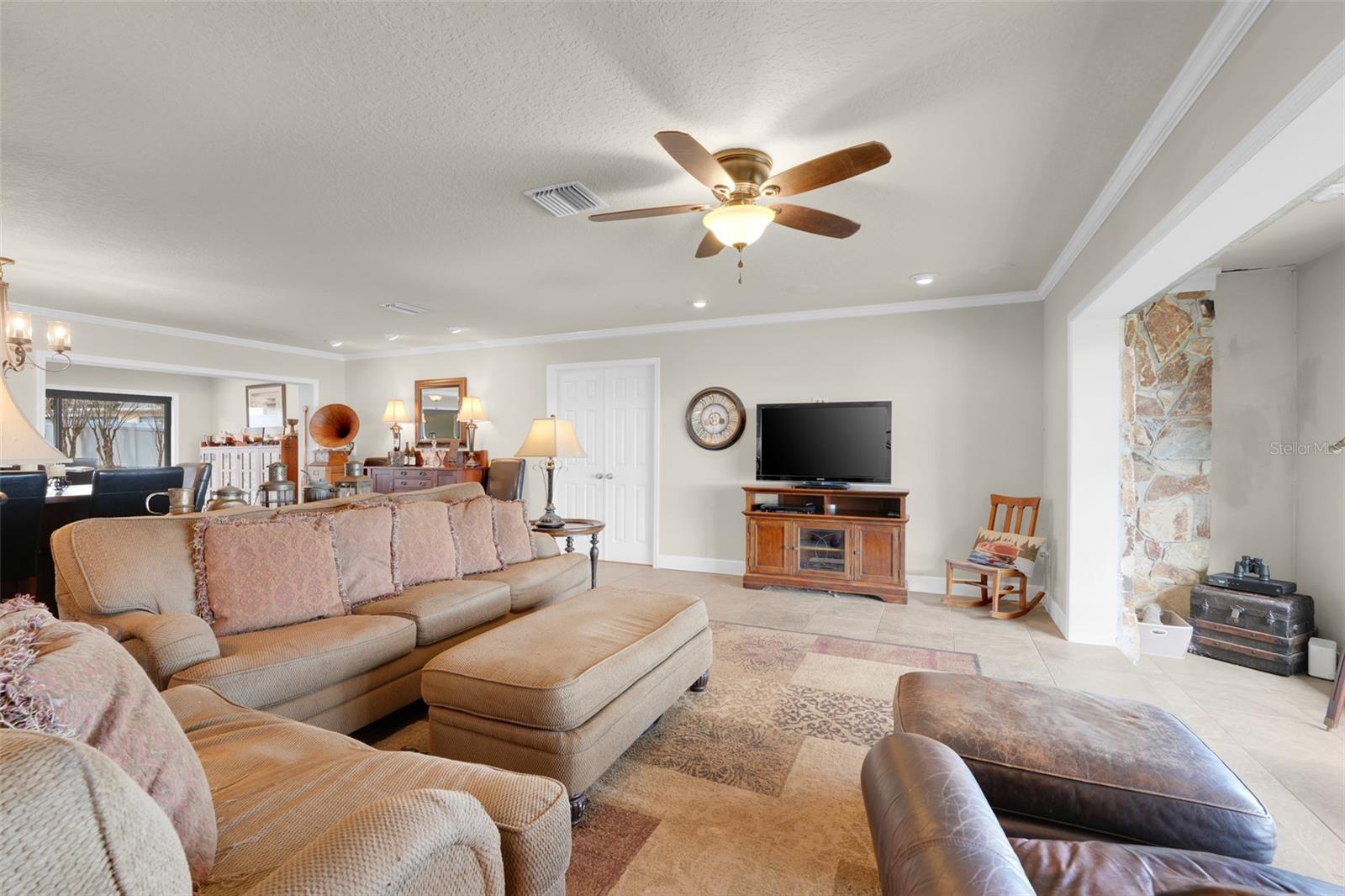 Listing photo id 4 for 3111 Lakeshore Drive