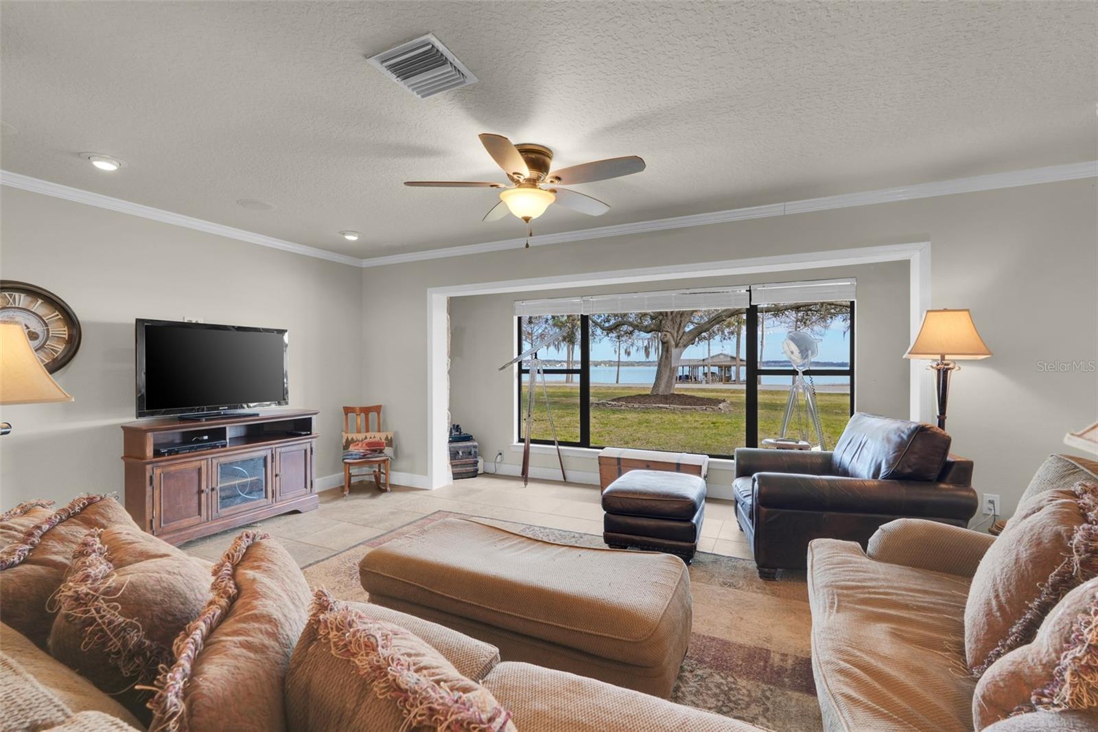 Listing photo id 5 for 3111 Lakeshore Drive