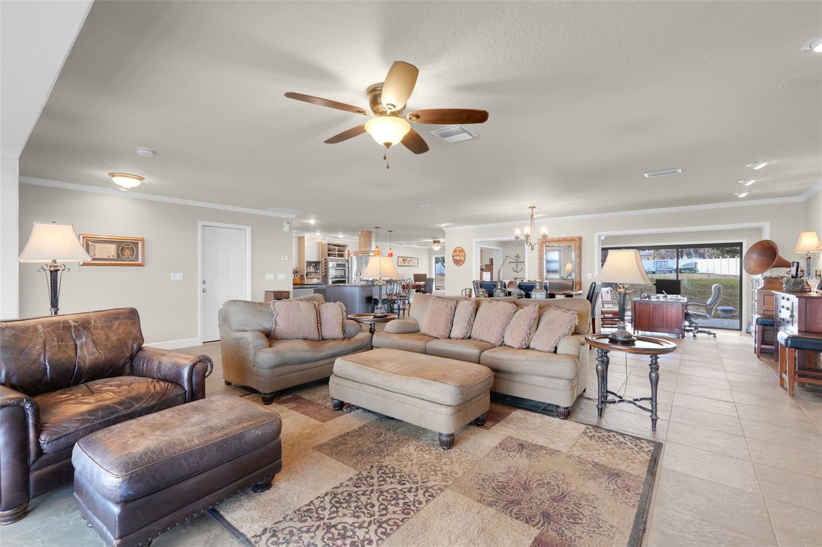 Listing photo id 6 for 3111 Lakeshore Drive