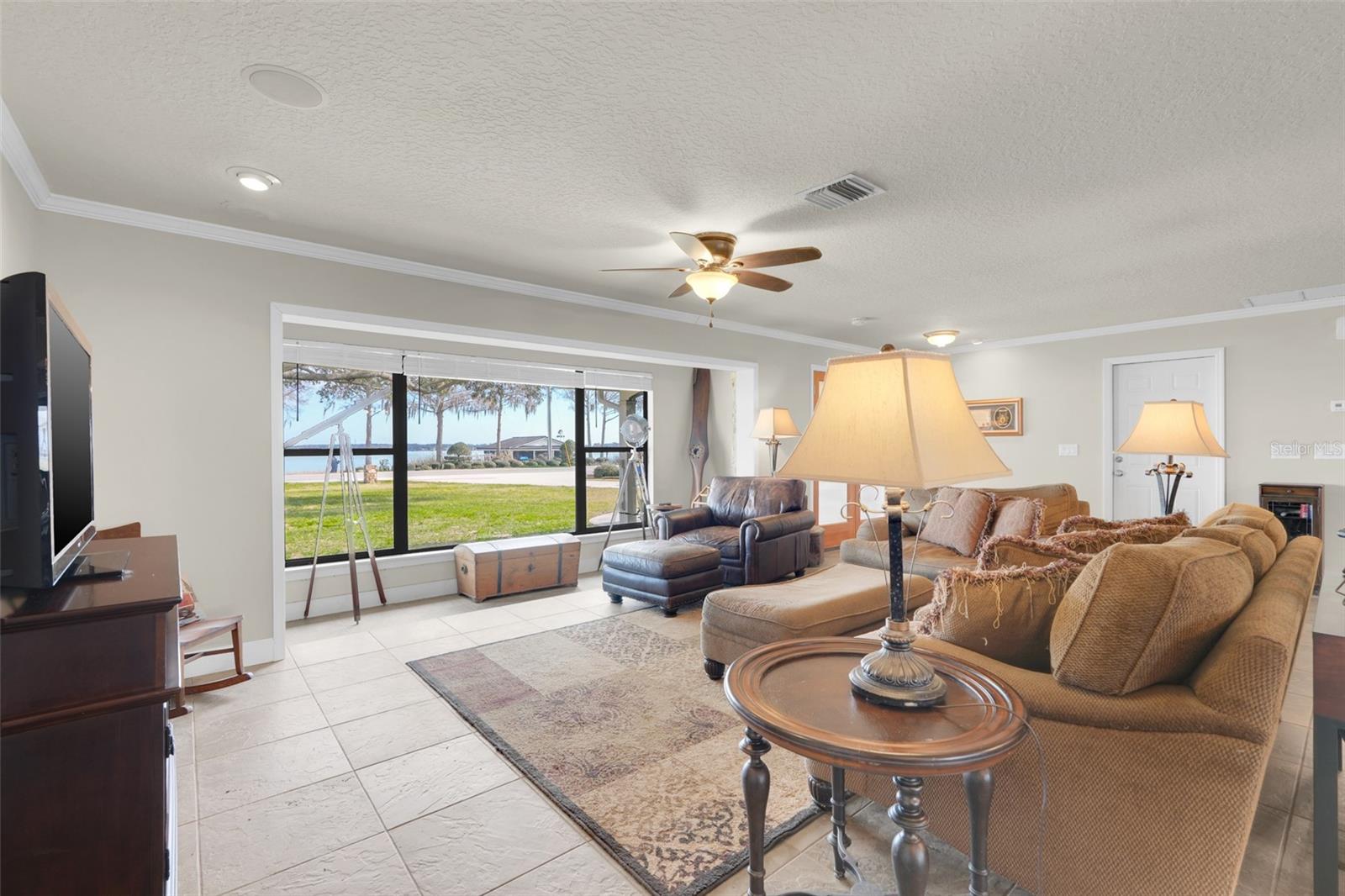 Listing photo id 7 for 3111 Lakeshore Drive