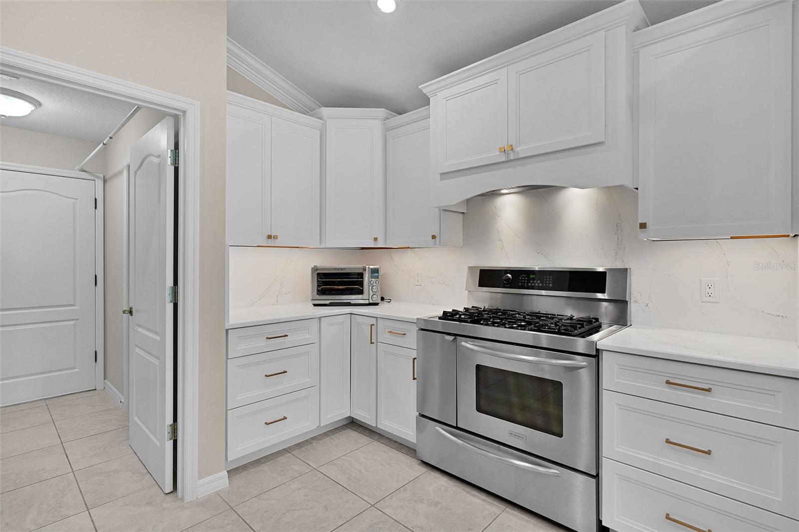 Image 16 of 64 For 737 Dowding Way