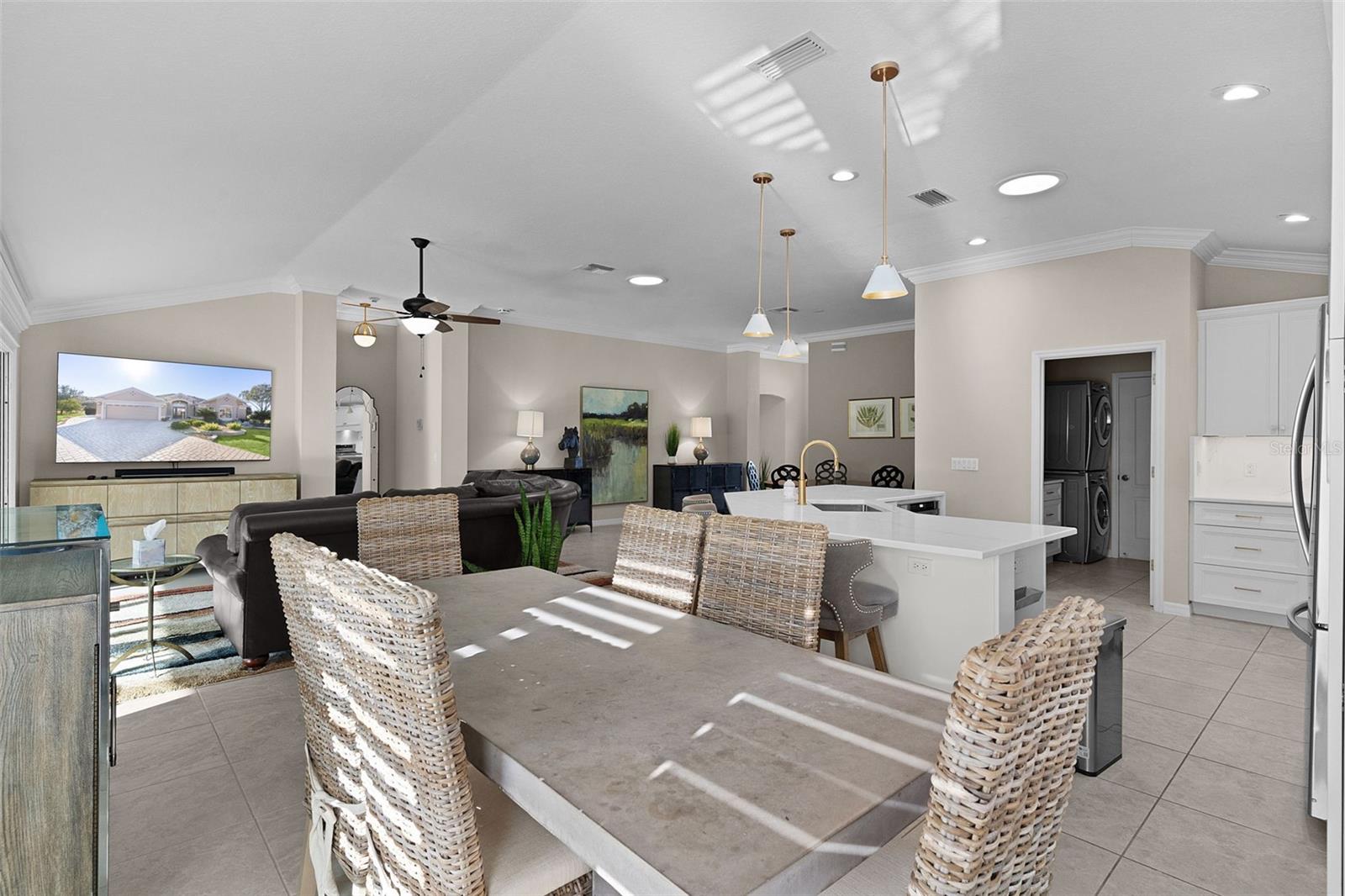 Image 18 of 64 For 737 Dowding Way