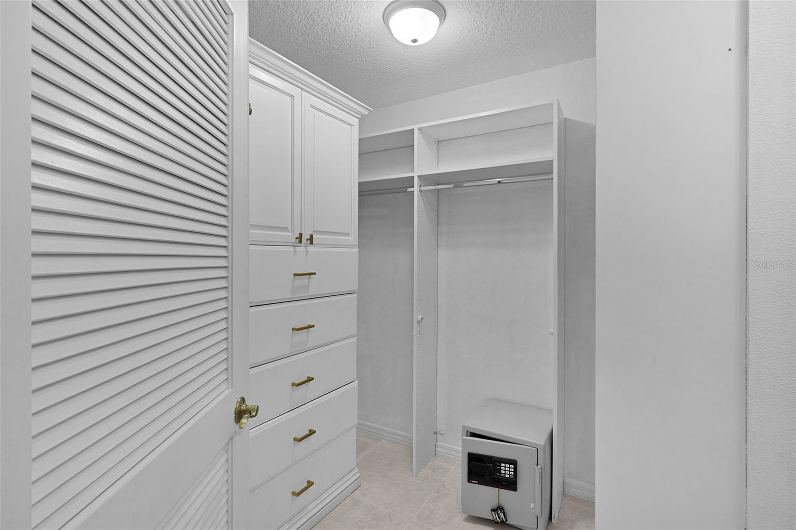 Image 23 of 64 For 737 Dowding Way